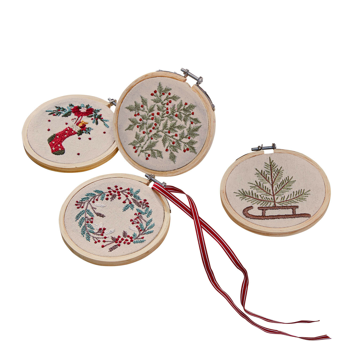 Set di 4 ciondoli Seravas Set di quattro decorazioni natalizie ricamate in tessuto naturale con motivi vegetali e dettagli rossi