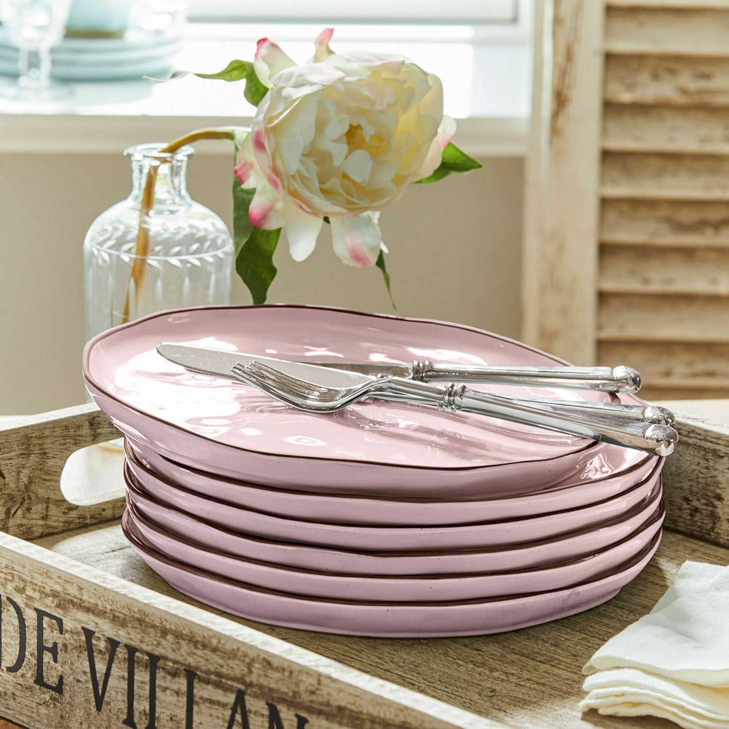 Set di 6 piatti Biarré Set di piatti in ceramica rosa impilati su vassoio di legno con coltello e forchetta