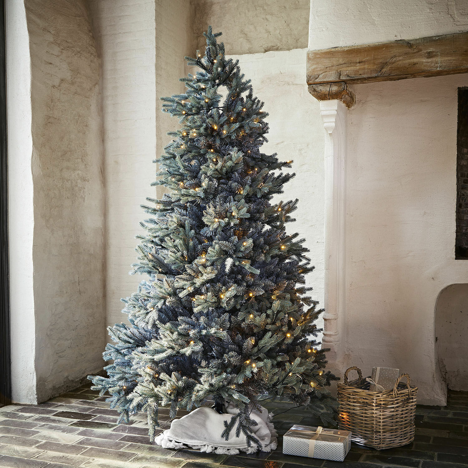 Albero di Natale Patrick Albero di Natale artificiale con rami innevati e luci LED calde in ambiente rustico
