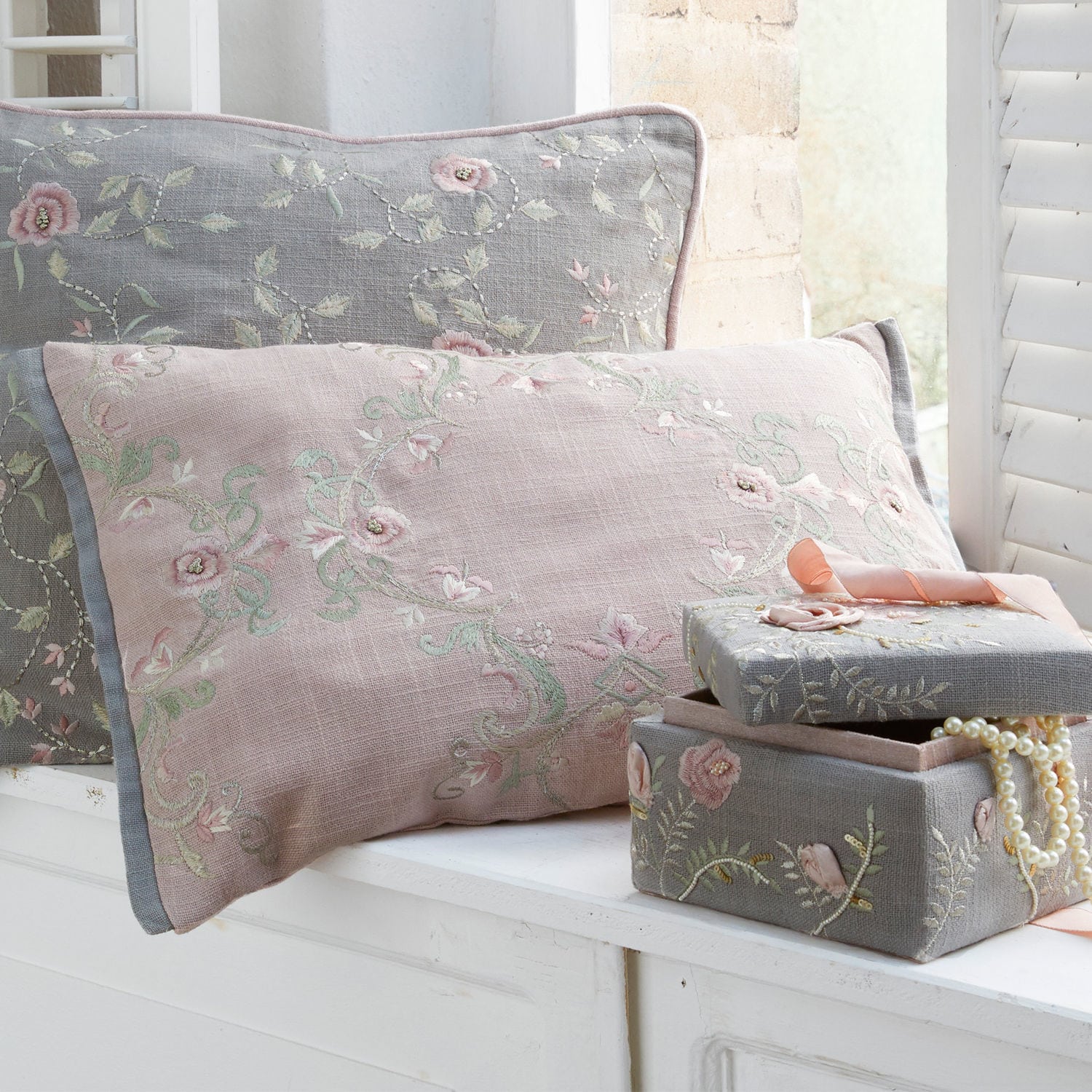 Cuscino Lulu Cuscini in lino rosa e grigio con ricamo floreale e scatola porta gioie grigia ricamata