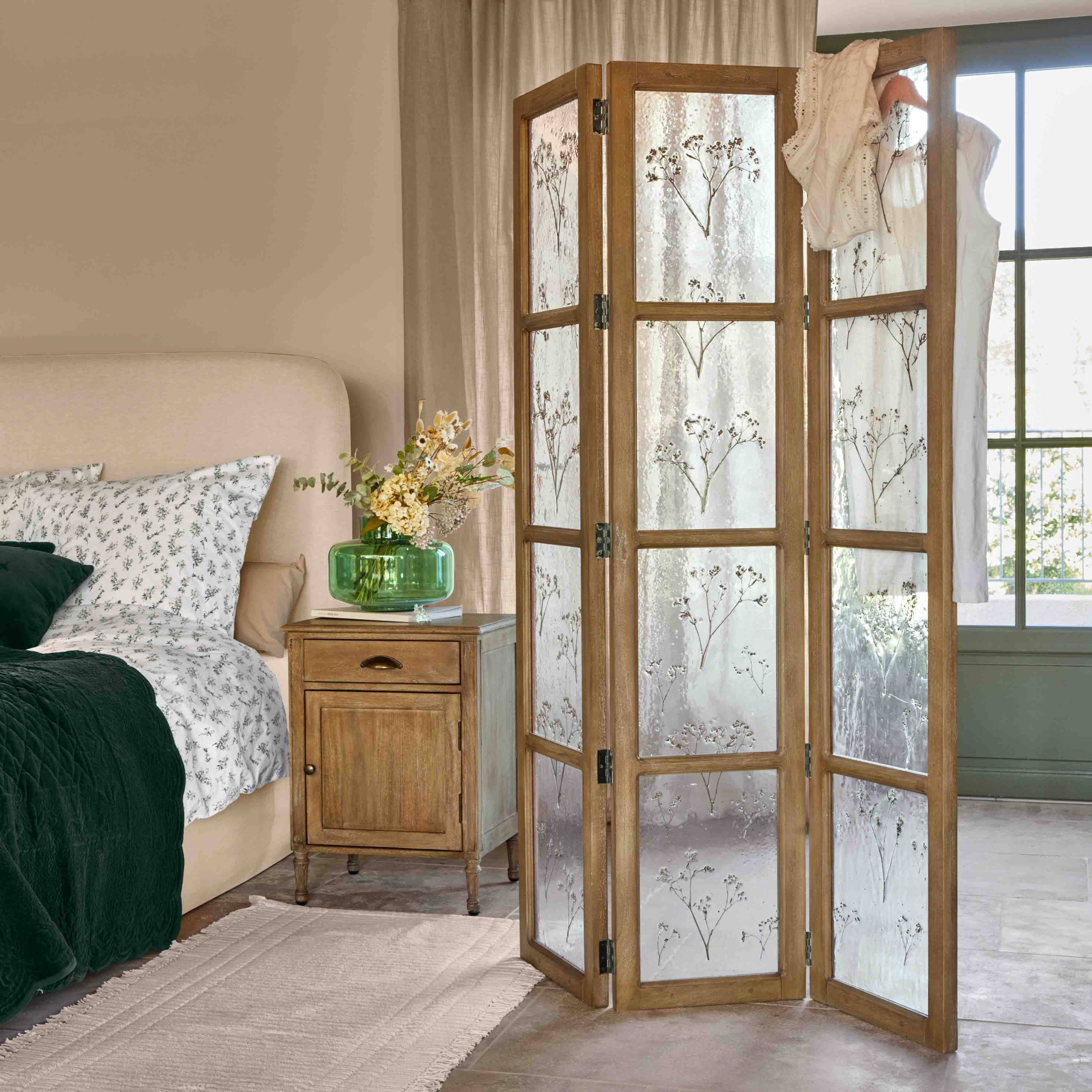 Paravento in legno con pannelli in vetro satinato decorati con fiori secchi, arredo naturale