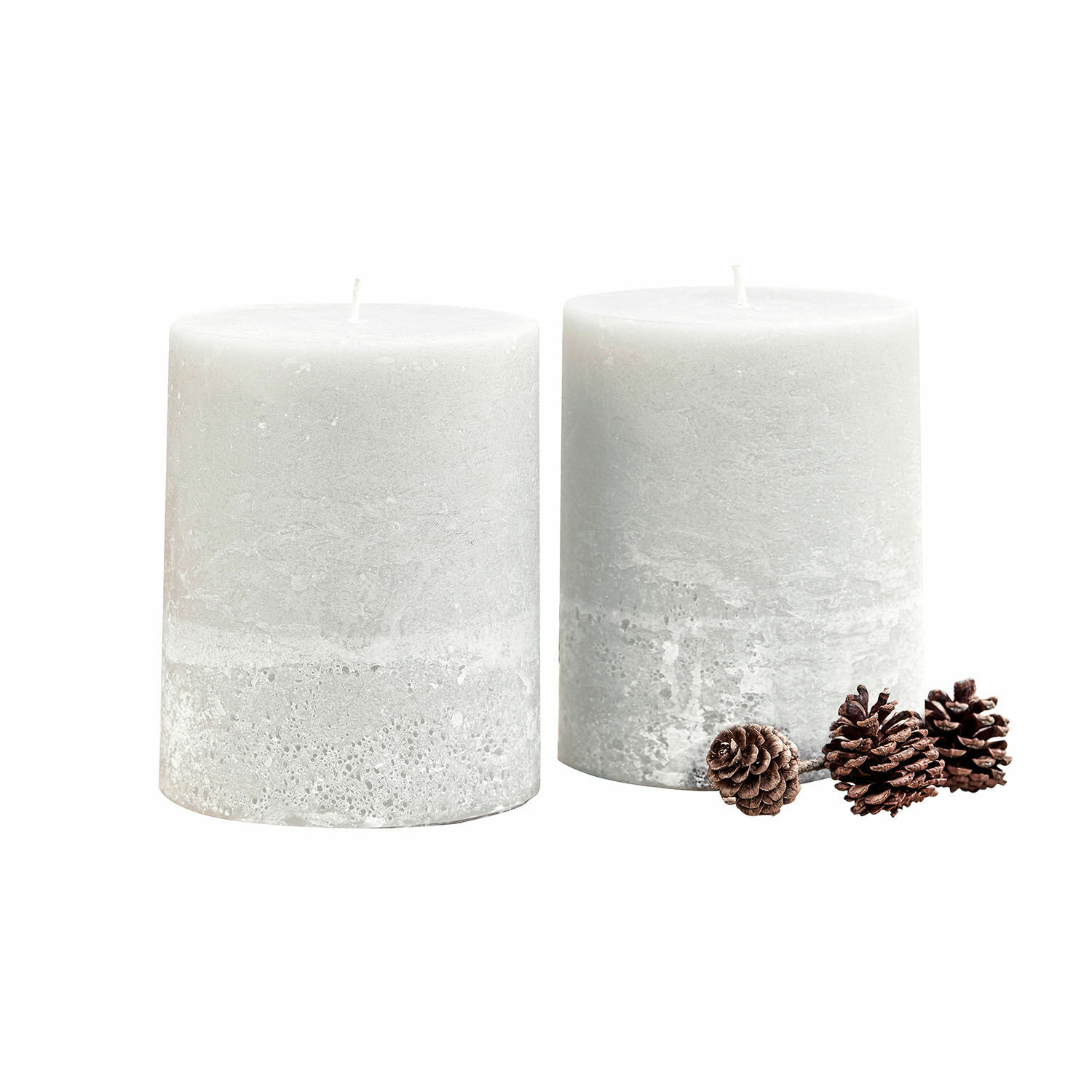 Coppia di candele Oviedo Due candele grigie con texture e pigne, decorazione d'interni autunno-inverno
