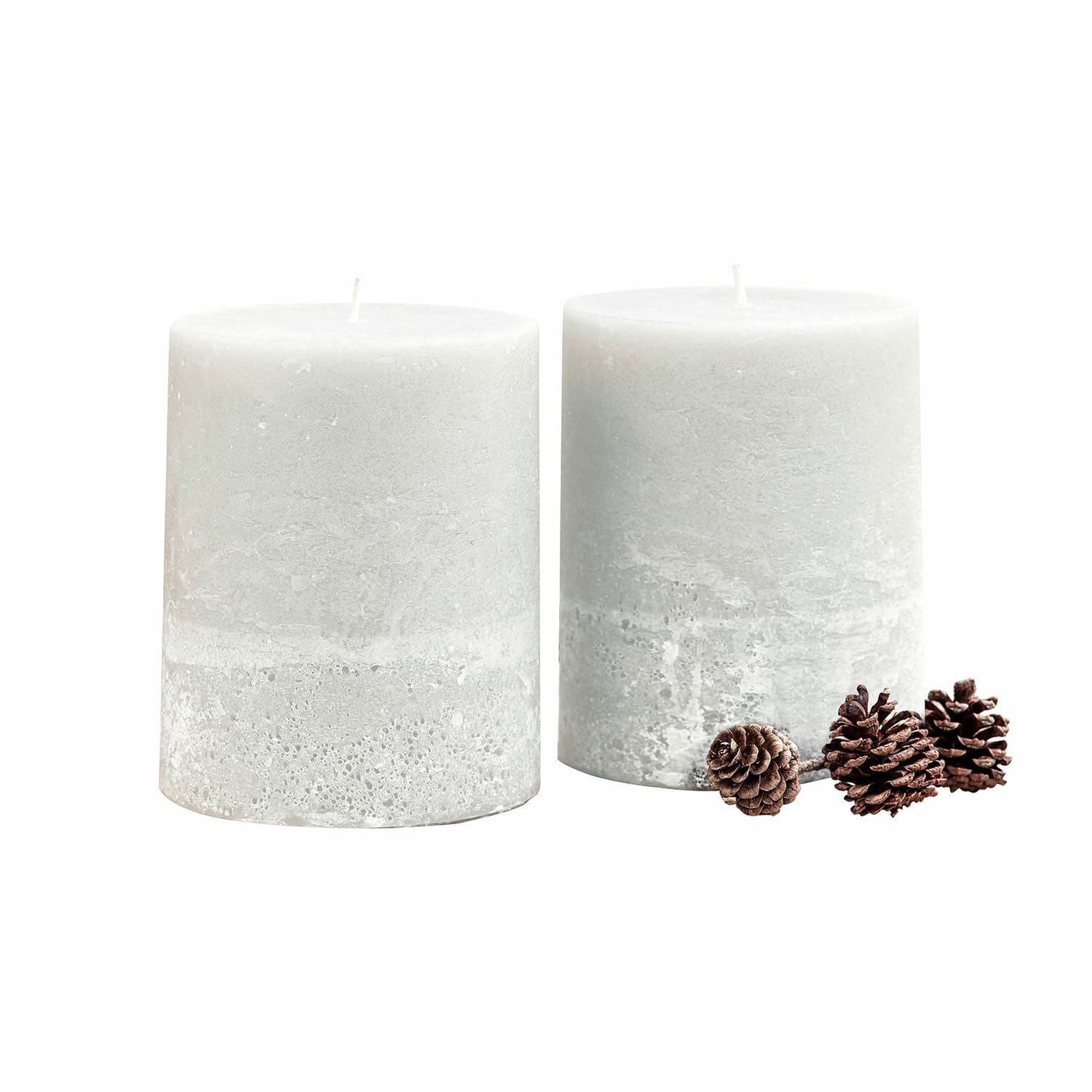Coppia di candele Oviedo Due candele grigie con texture e pigne, decorazione d'interni autunno-inverno