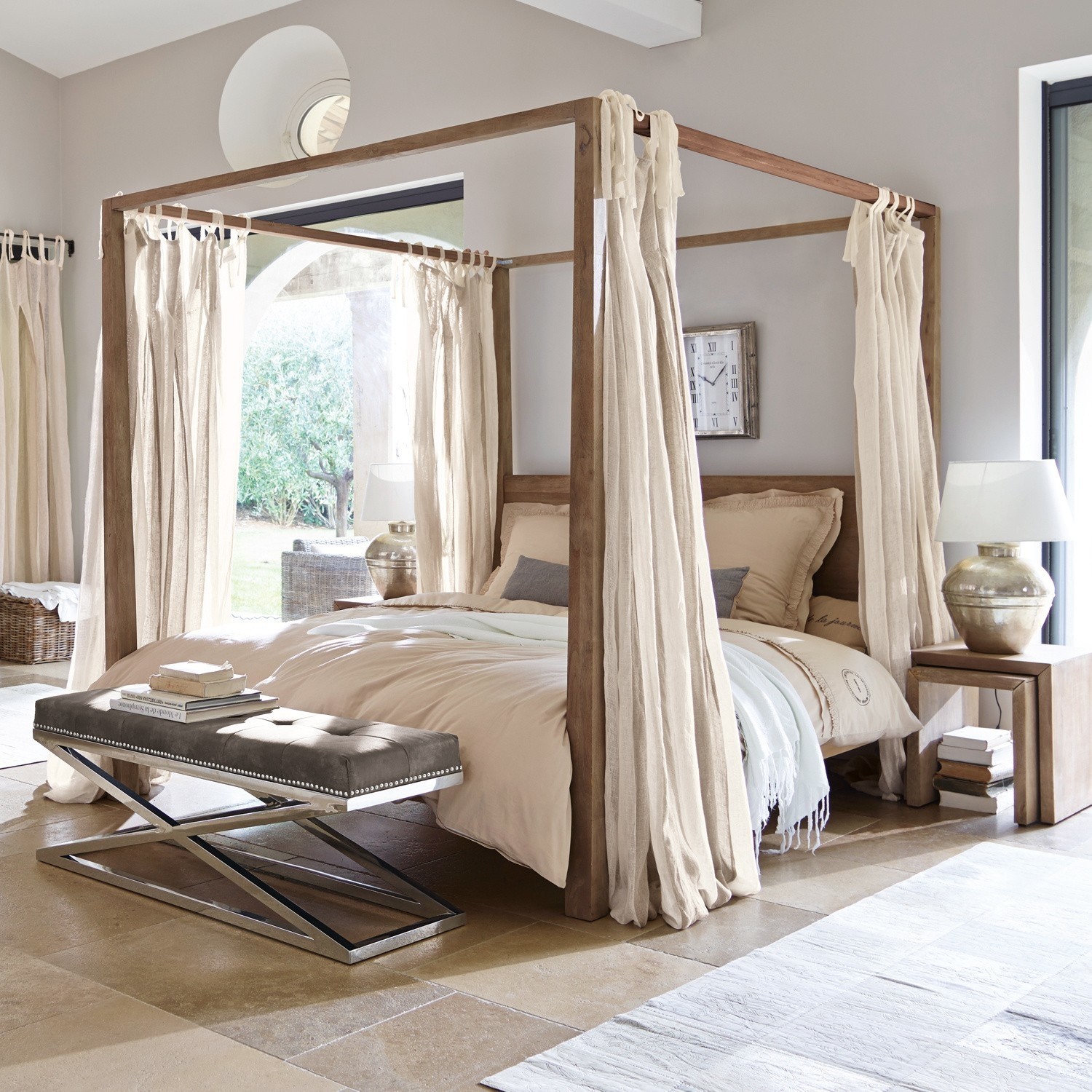 Letto Milo Camera da letto con letto a baldacchino in legno chiaro e tende crema, panca moderna grigia imbottita