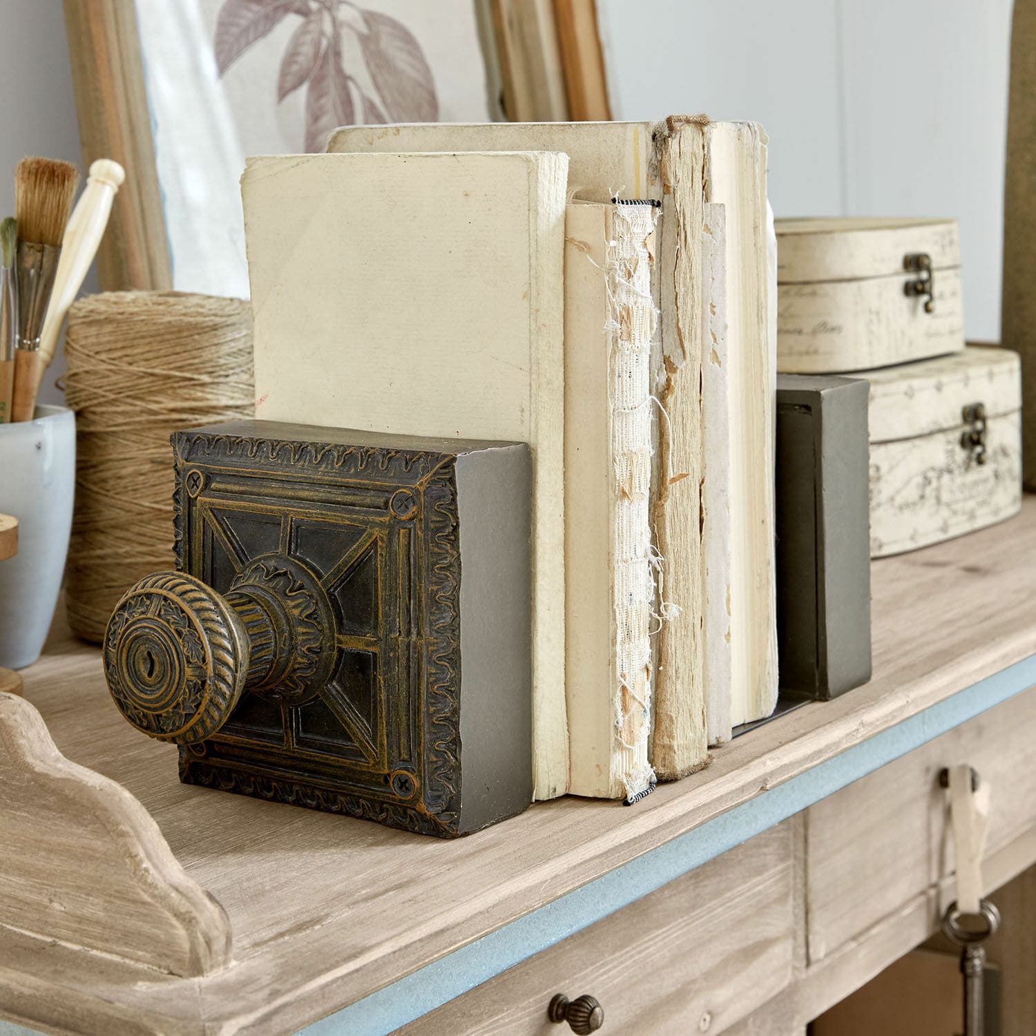 Coppia di fermalibri Zandrelle Fermalibri decorativo in metallo marrone scuro su tavolo in legno con libri antichi