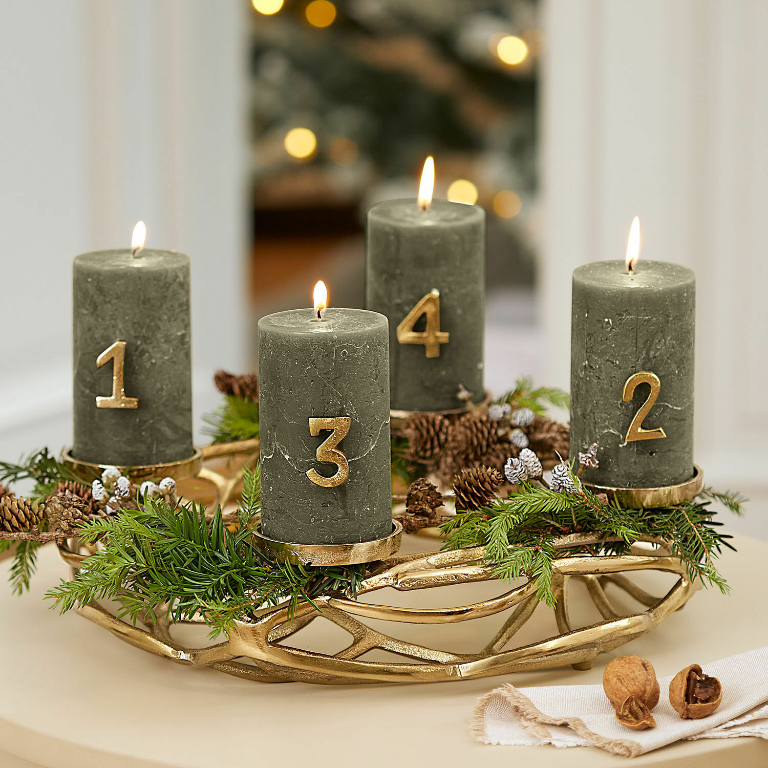 Set di 4 spillette decorative Marfino Set di 4 candele verdi numerate per Avvento su base dorata con decorazioni di pigne e rami