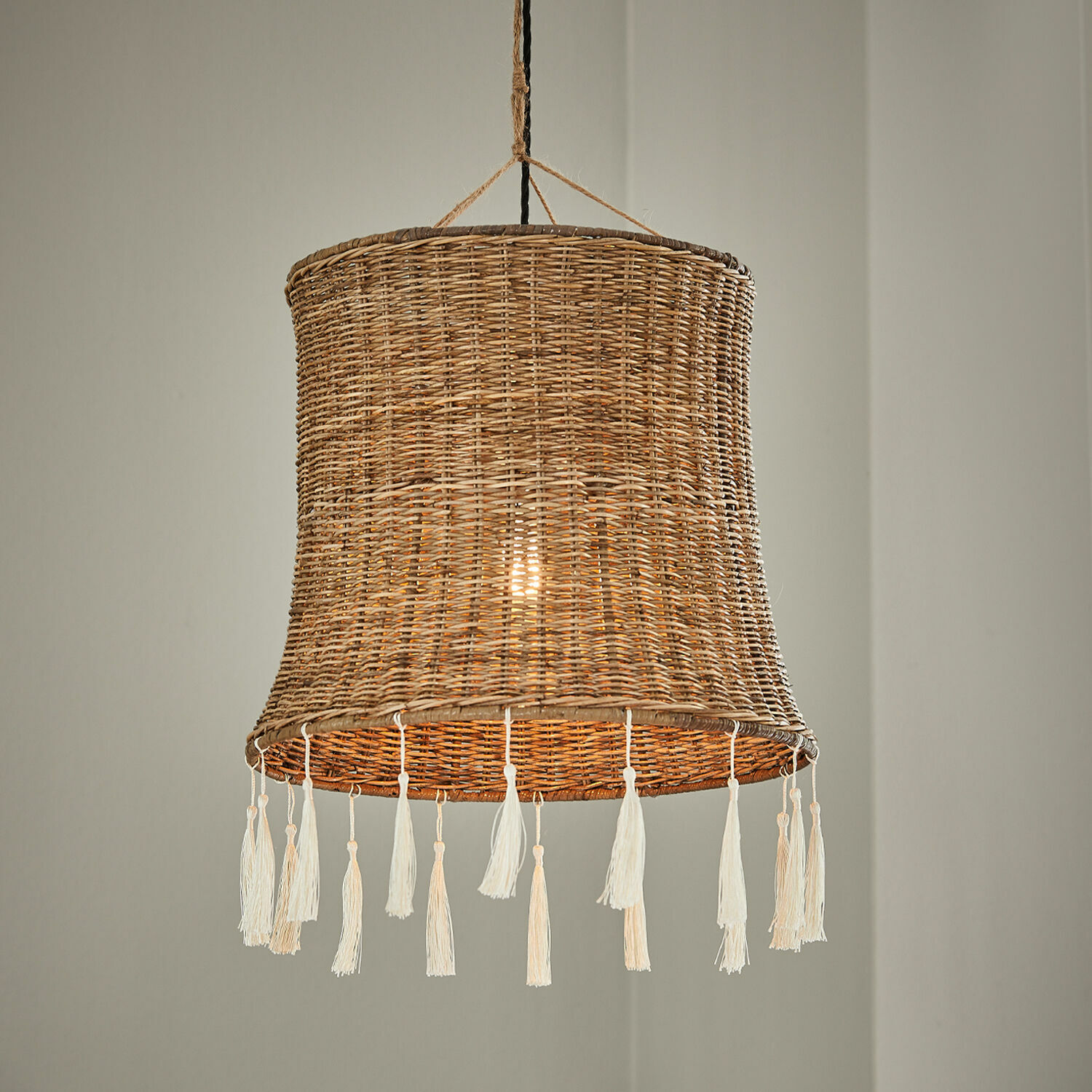 Paralume Éverill Lampada a sospensione in rattan naturale con nappe bianche, luce decorativa per interni accoglienti