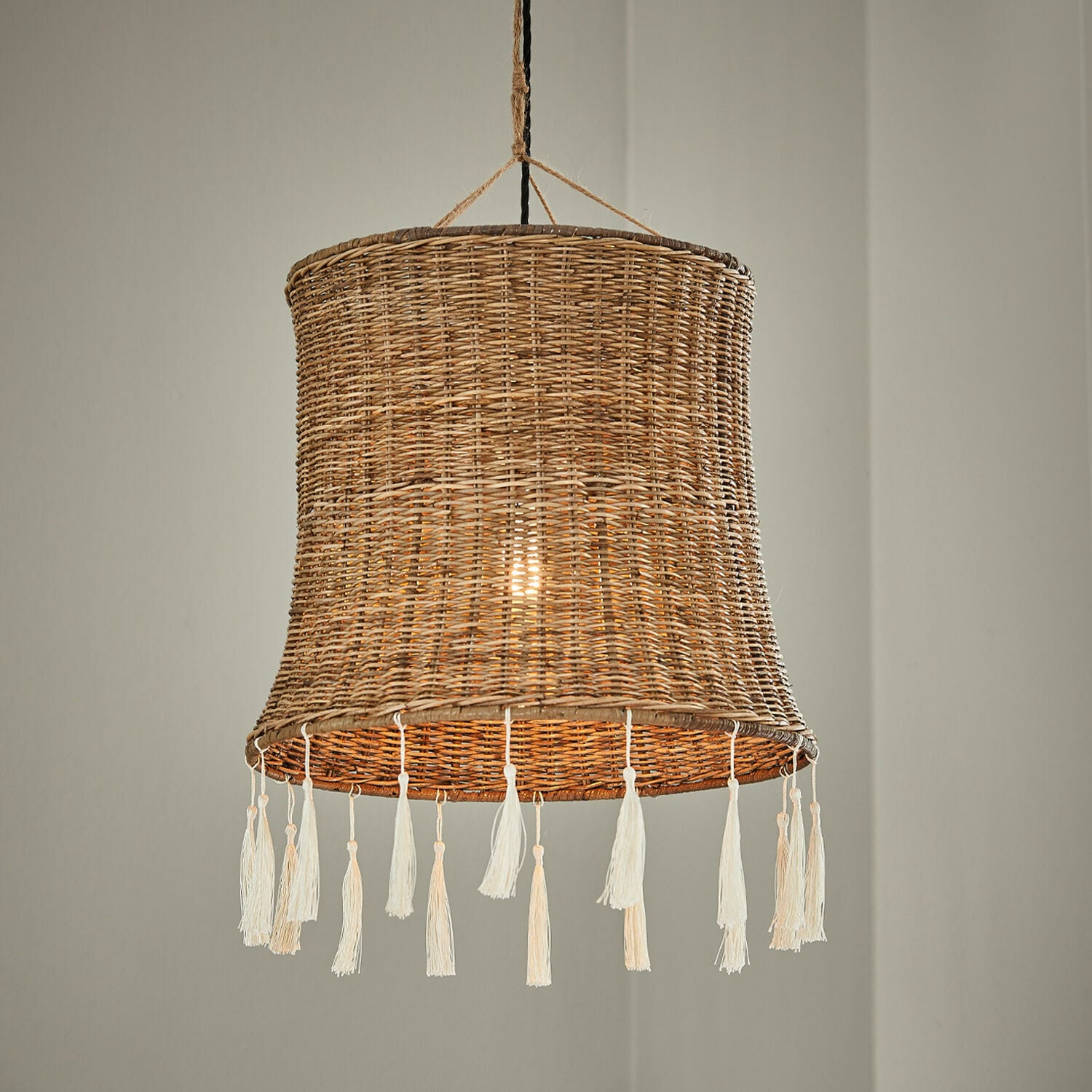 Paralume Éverill Lampada a sospensione in rattan naturale con nappe bianche, luce decorativa per interni accoglienti