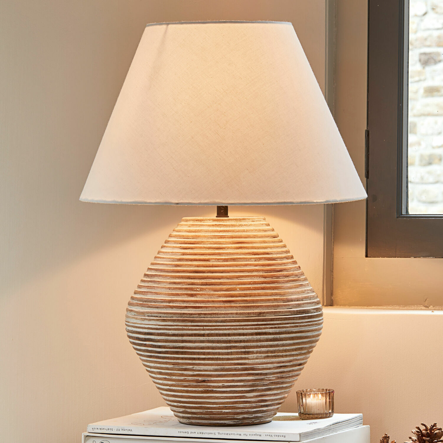 Lampada da tavolo Landelin Lampada da tavolo in ceramica beige e bianca con paralume in tessuto, decorazione per interni