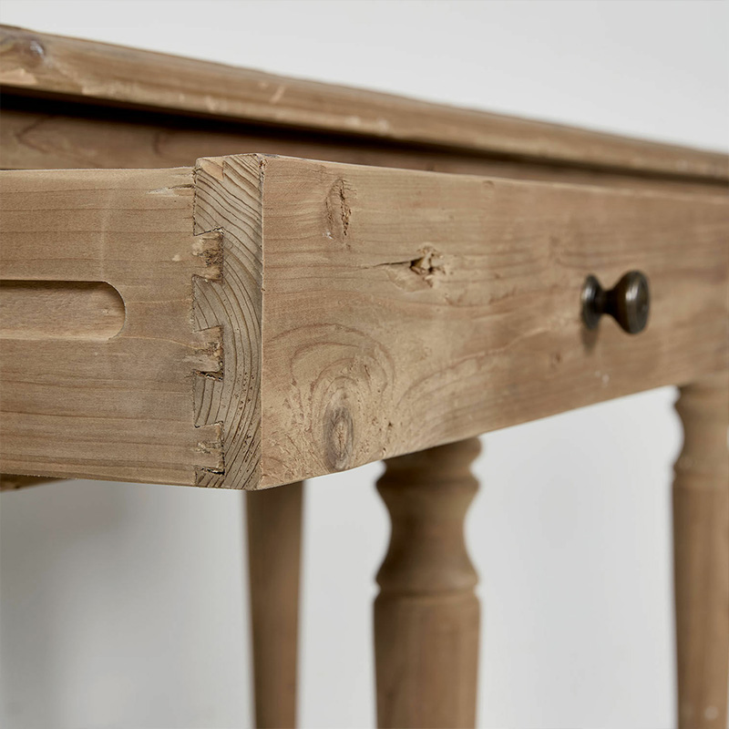 Piano tavolo in legno massello colore naturale con giunzione visibile e maniglia metallica del cassetto