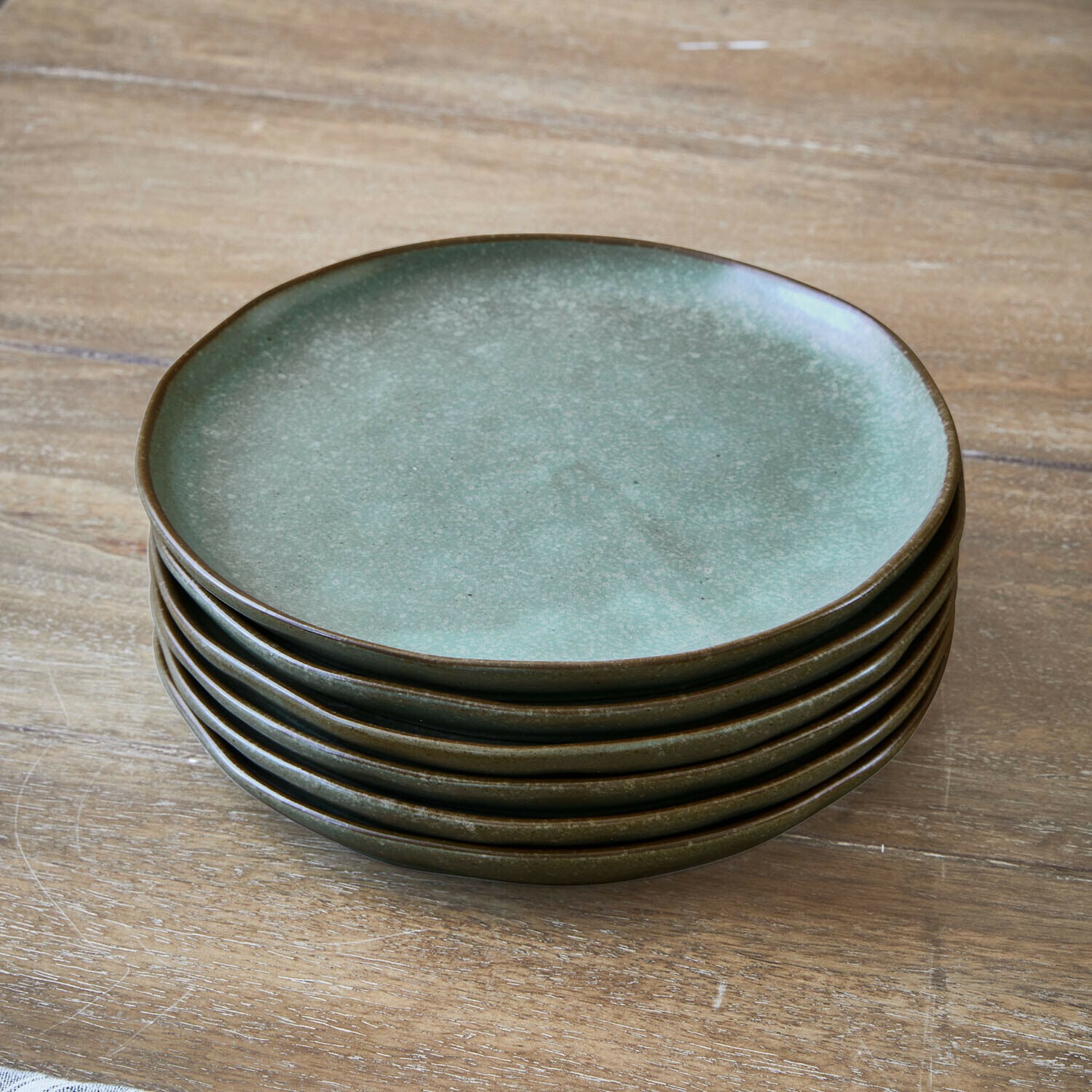 Set di 6 piattini Biarré Set di piatti in ceramica verde su tavolo in legno per uso quotidiano