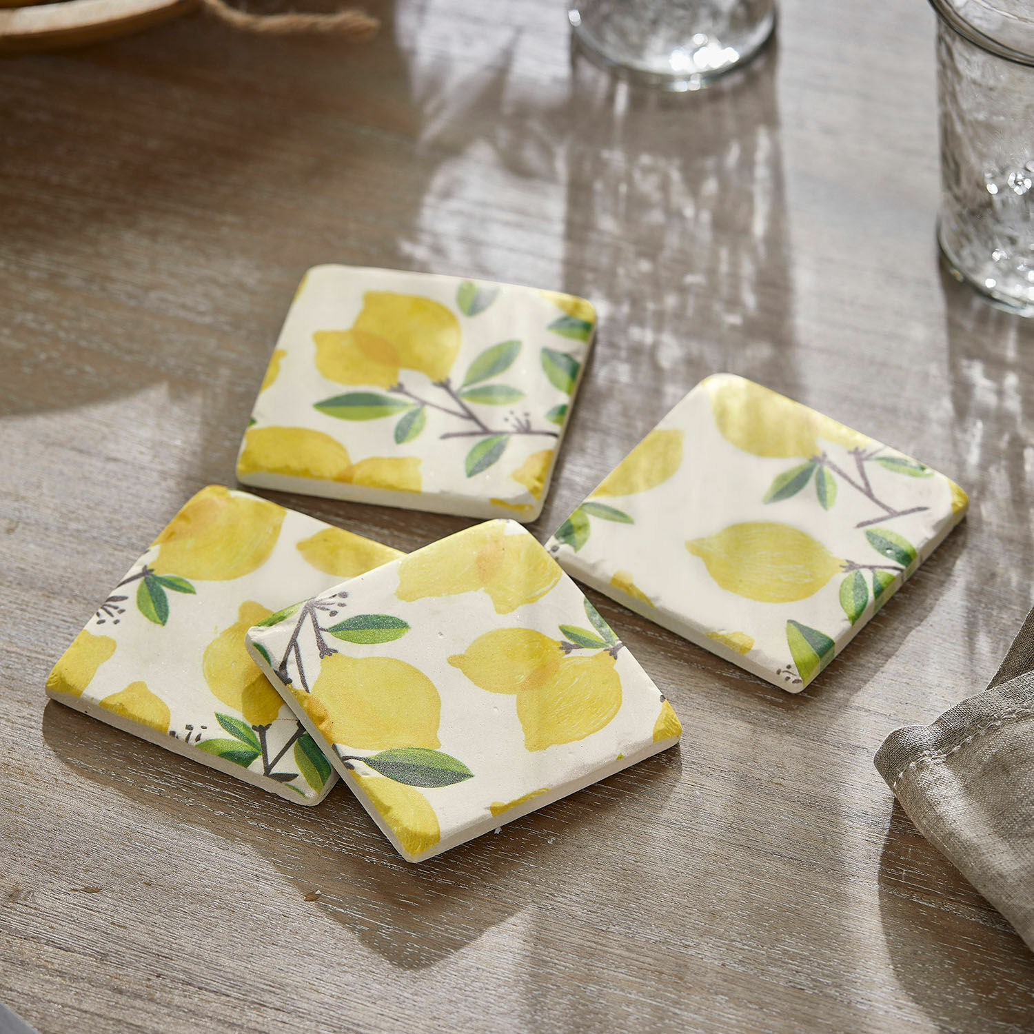 Set di 4 sottobicchieri Darfield Sottobicchieri in ceramica con motivo limoni gialli su sfondo chiaro, protezione per tavolo