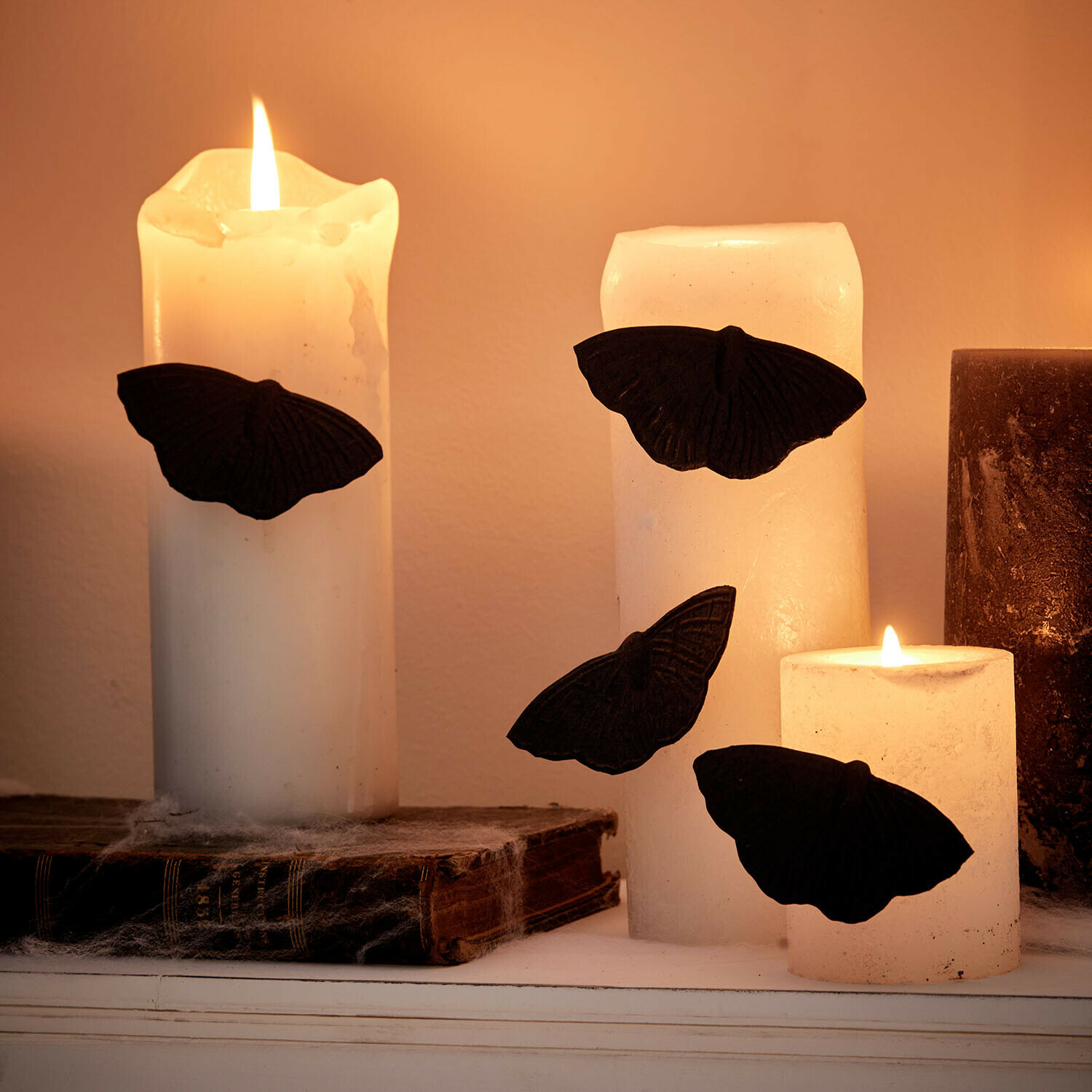 Set di 4 spille decorative Orlenaith Candele bianche con decorazioni a farfalla nere su libri antichi, illuminazione d'atmosfera