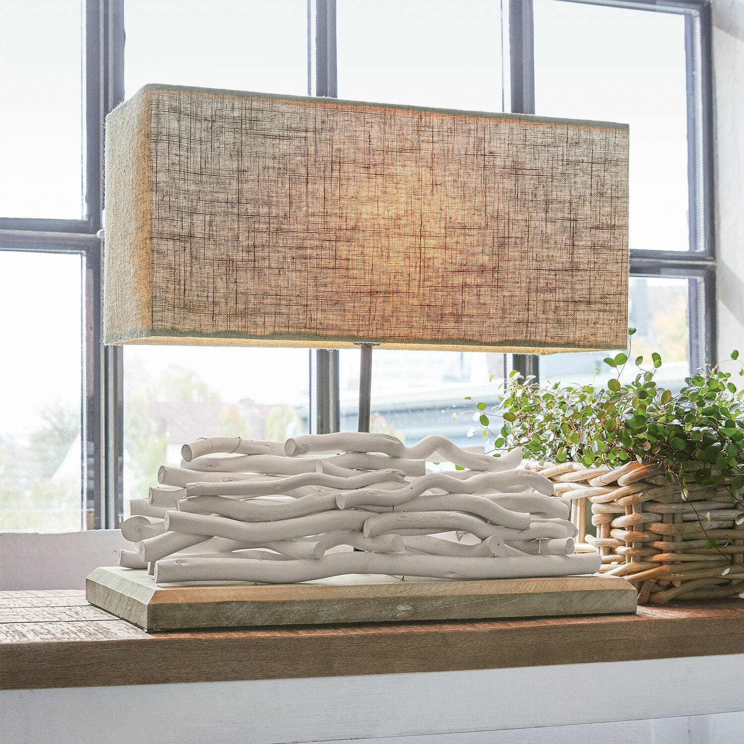 Lampada da tavolo Caribou Lampada da tavolo con paralume beige e base decorativa in rami di legno bianchi