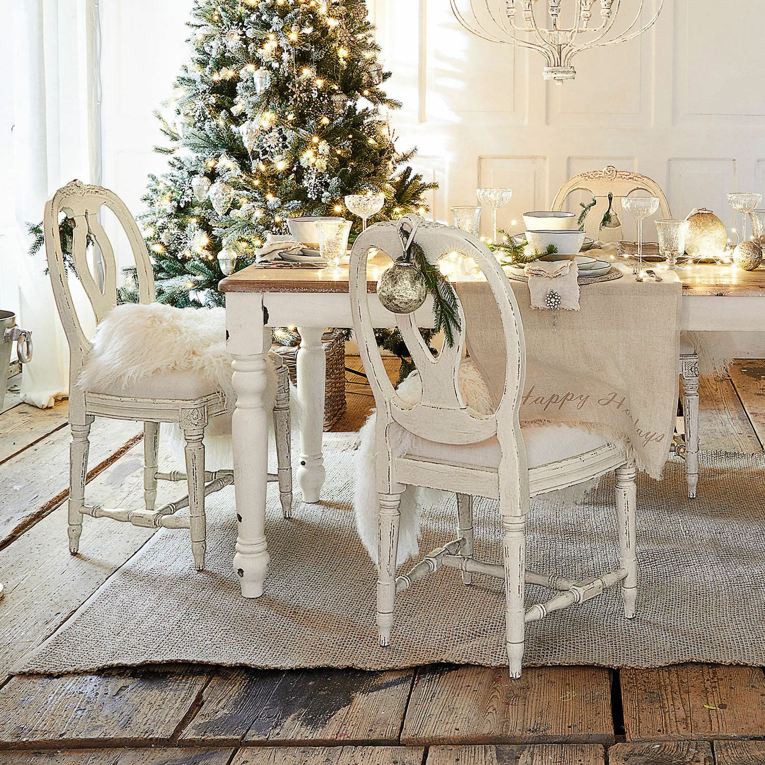 Sedia San Gavino Sala da pranzo con tavolo e sedie in legno bianco vintage decorate per Natale