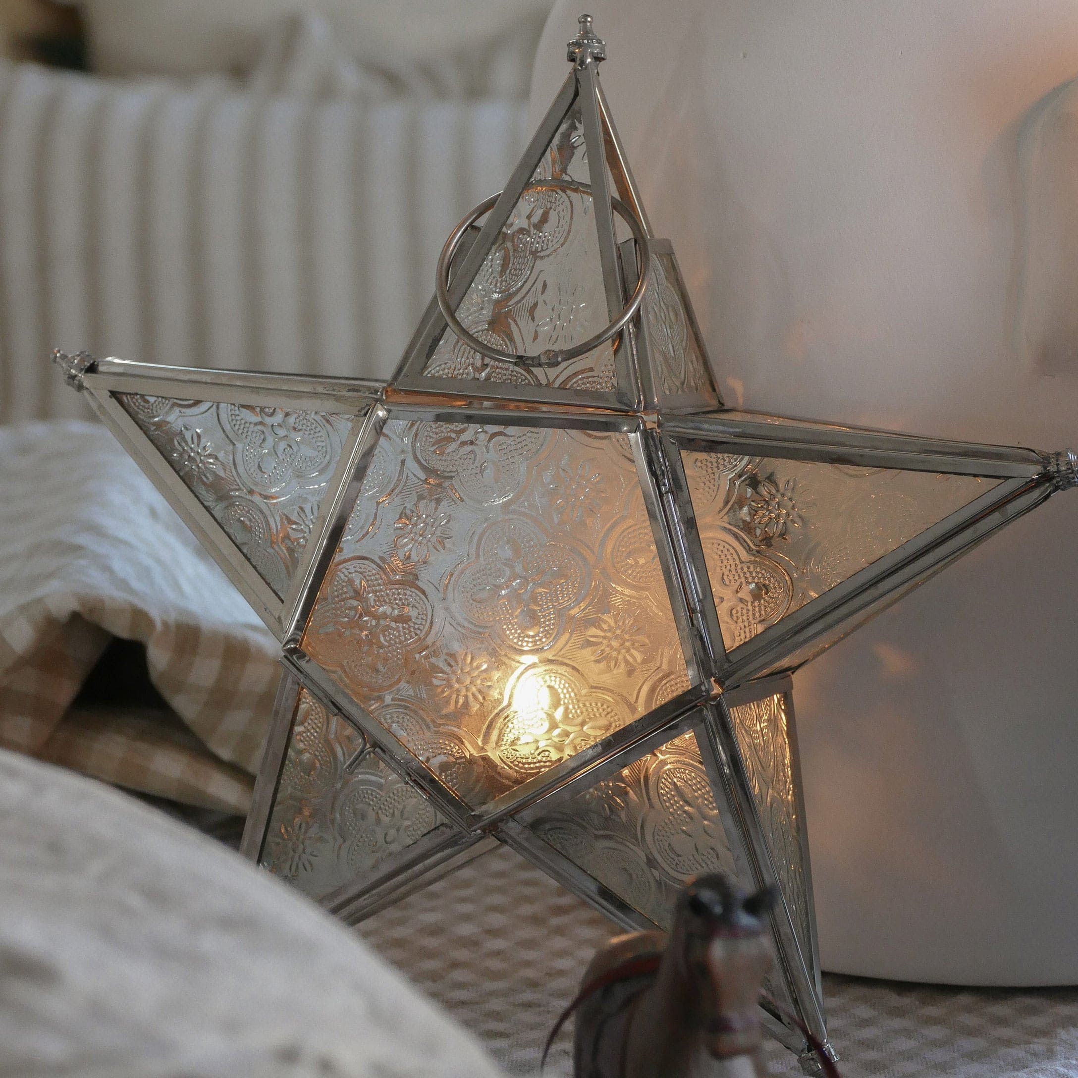 Lanterna a forma di stella in metallo con motivo decorativo e luce calda, decorazione per interni