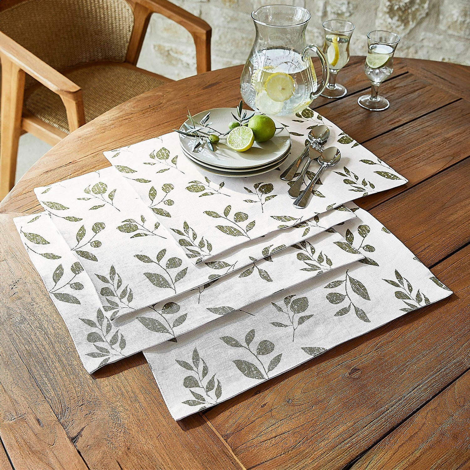 Set di 4 tovagliette Klivento Tovaglioli in lino bianco con motivo foglie verdi su tavolo in legno per decorazione tavola