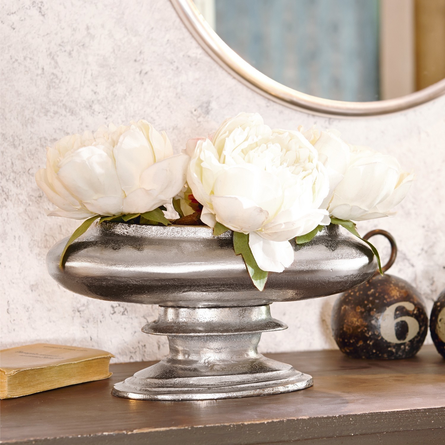 Vaso Loyère Coppa decorativa in metallo argentato con fiori bianchi su tavolo in legno, stile vintage