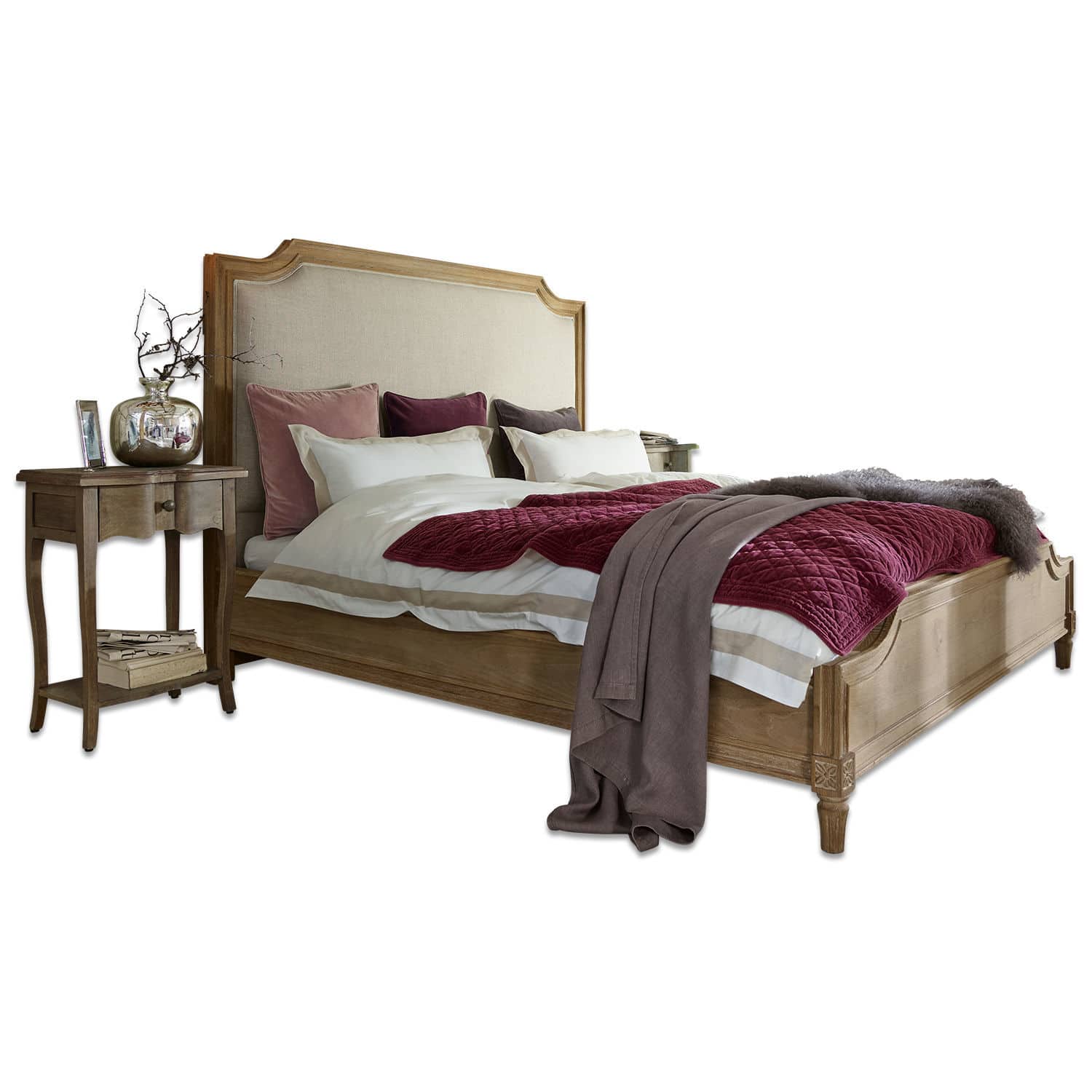 Letto Catham Letto in legno con testiera imbottita beige, copriletto trapuntato bordeaux e cuscini decorativi