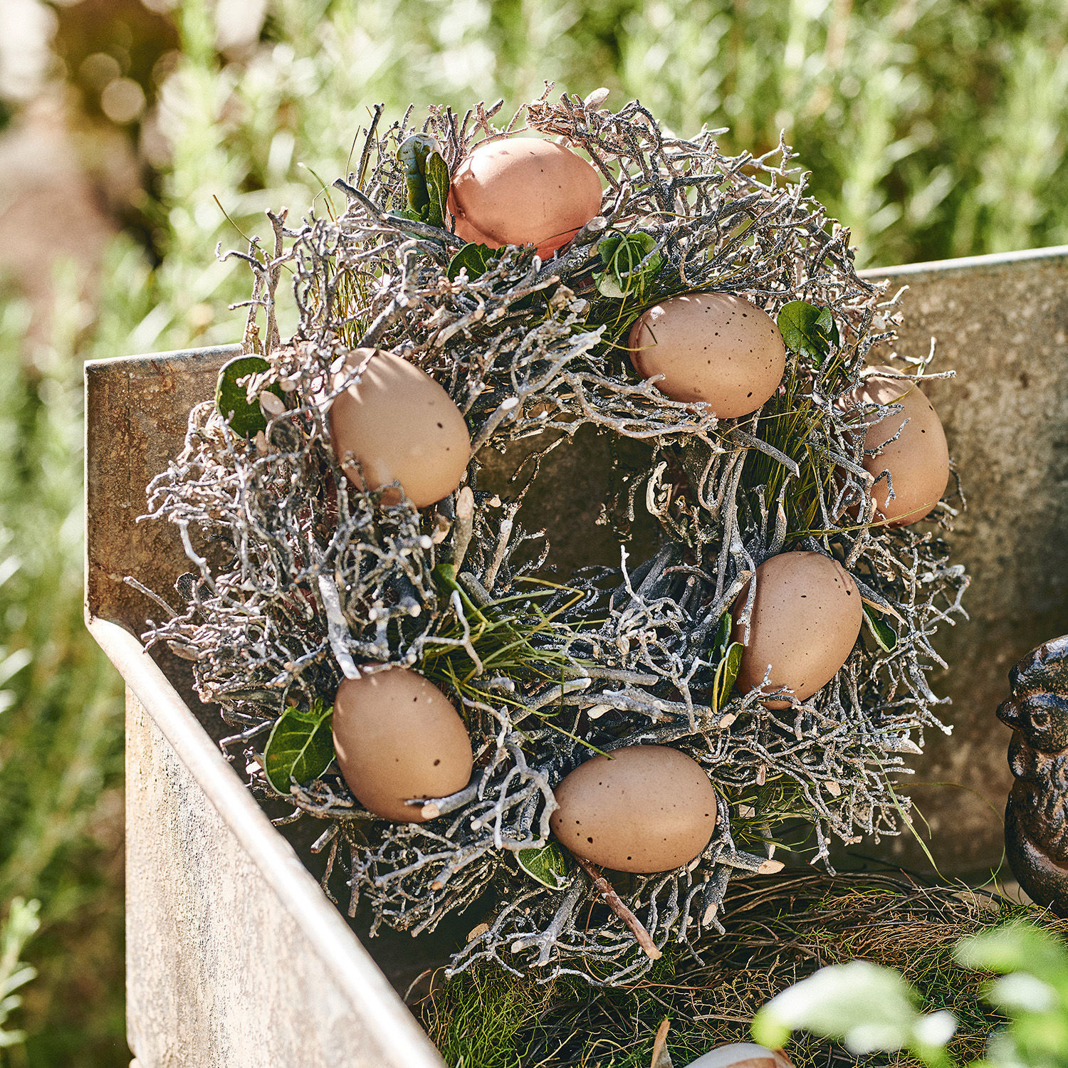 Ghirlanda con uova Contreur Corona decorativa di rami con uova marroni, motivo naturale pasquale per casa e giardino