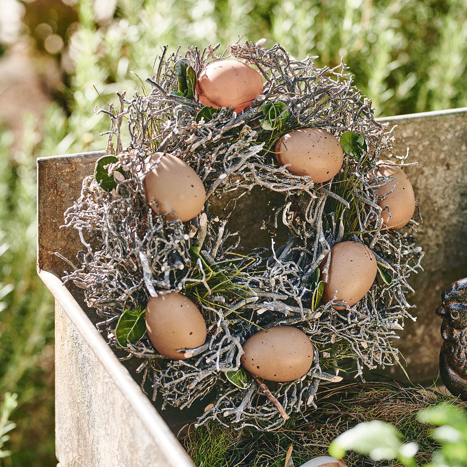 Ghirlanda con uova Contreur Corona decorativa di rami con uova marroni, motivo naturale pasquale per casa e giardino