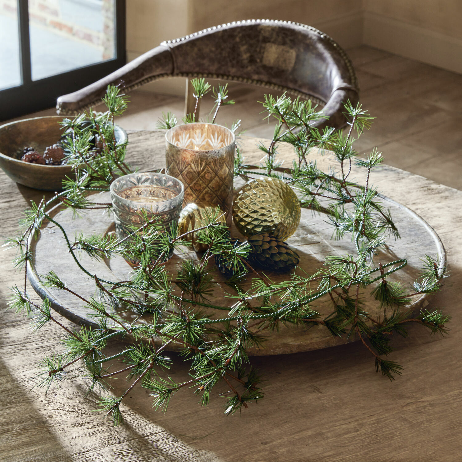 Coppia di ghirlande Bohicon Ghirlanda verde decorativa con rami su vassoio di legno con decorazioni sul tavolo