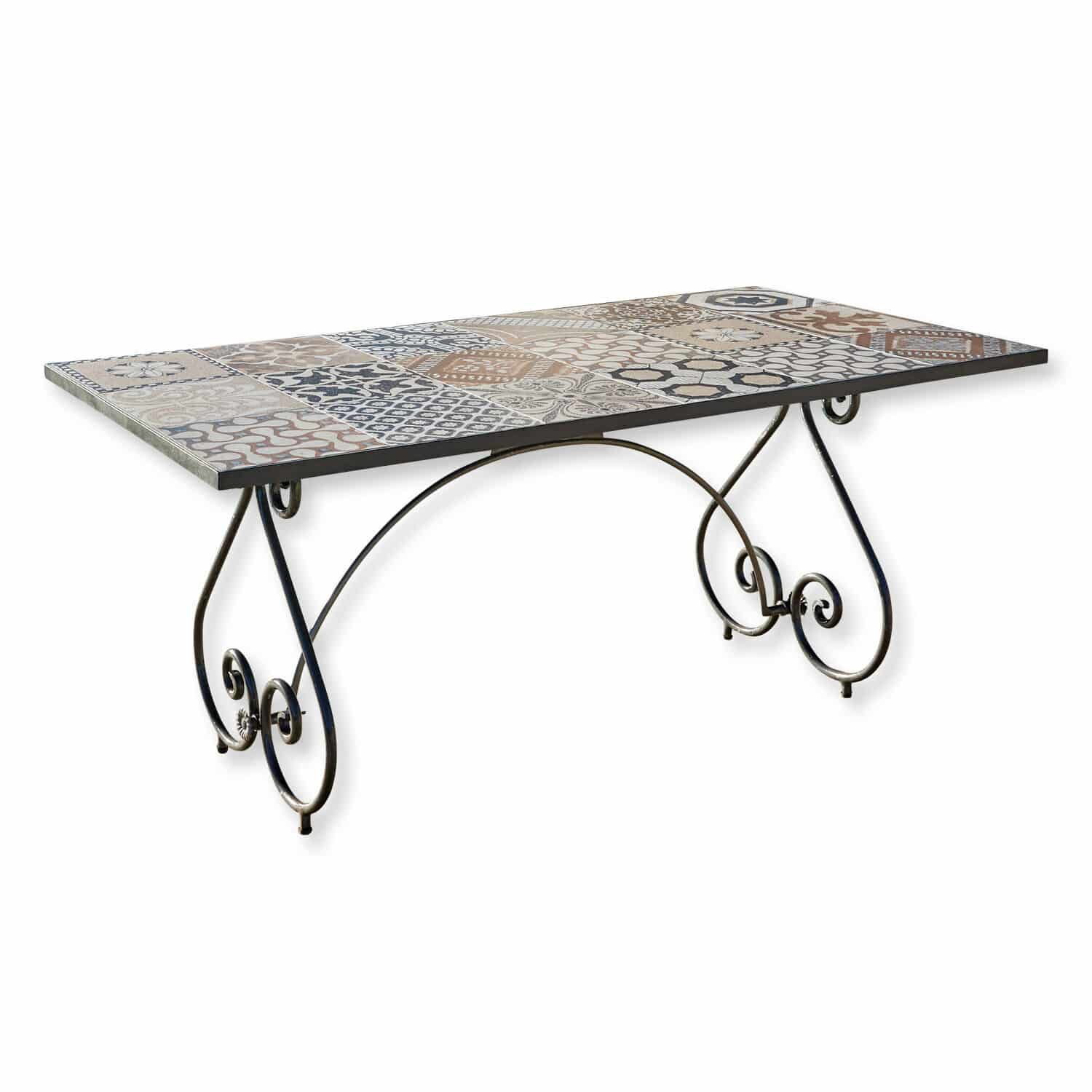 Tavolo Grainville Tavolo con gambe in metallo e piano in piastrelle ceramiche con motivi beige e marroni