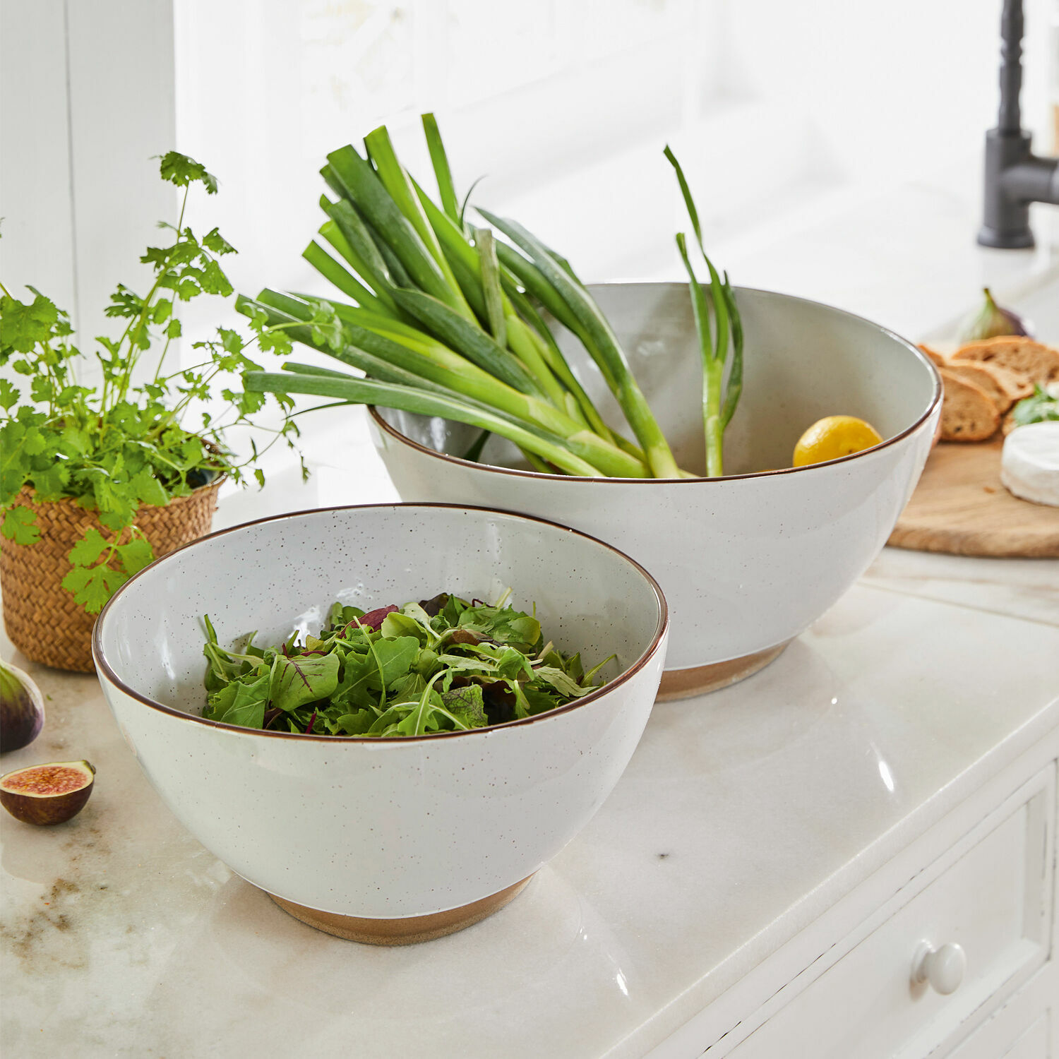 Coppia di insalatiere Biarré Set di due ciotole in ceramica bianca con base marrone, ideali per insalate e verdure fresche