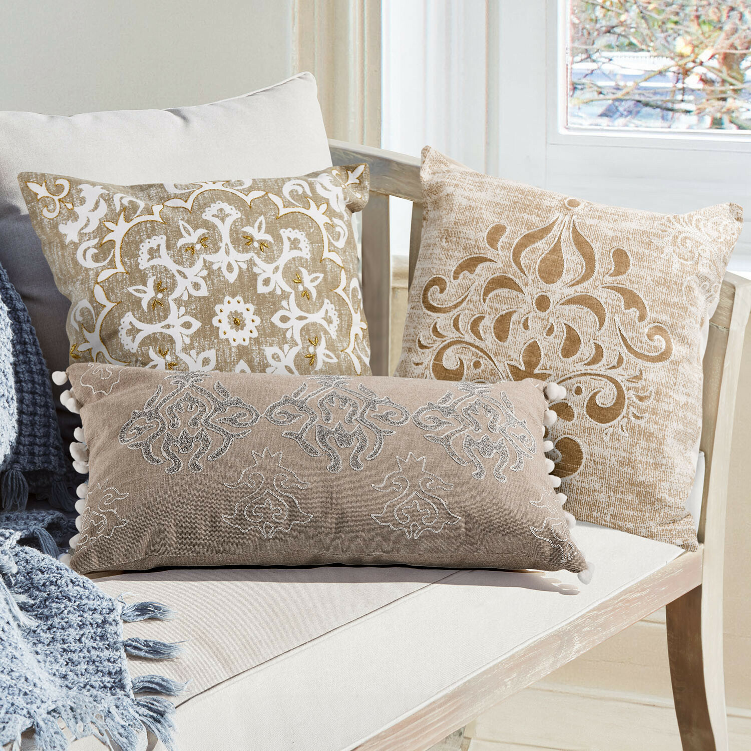 Set di 3 copricuscini Emelin Divano beige con cuscini decorativi in tonalità pastello e sciarpa morbida sul sedile
