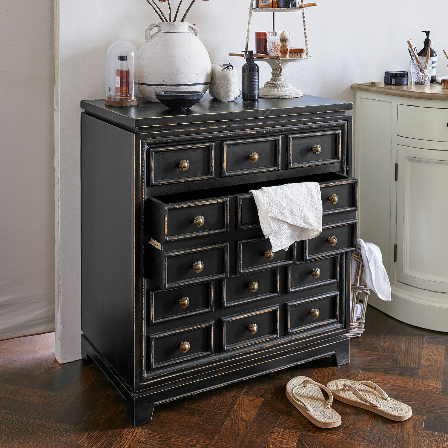 Cassettiera Néryville Comò nero in legno con molti cassetti e maniglie in ottone stile vintage