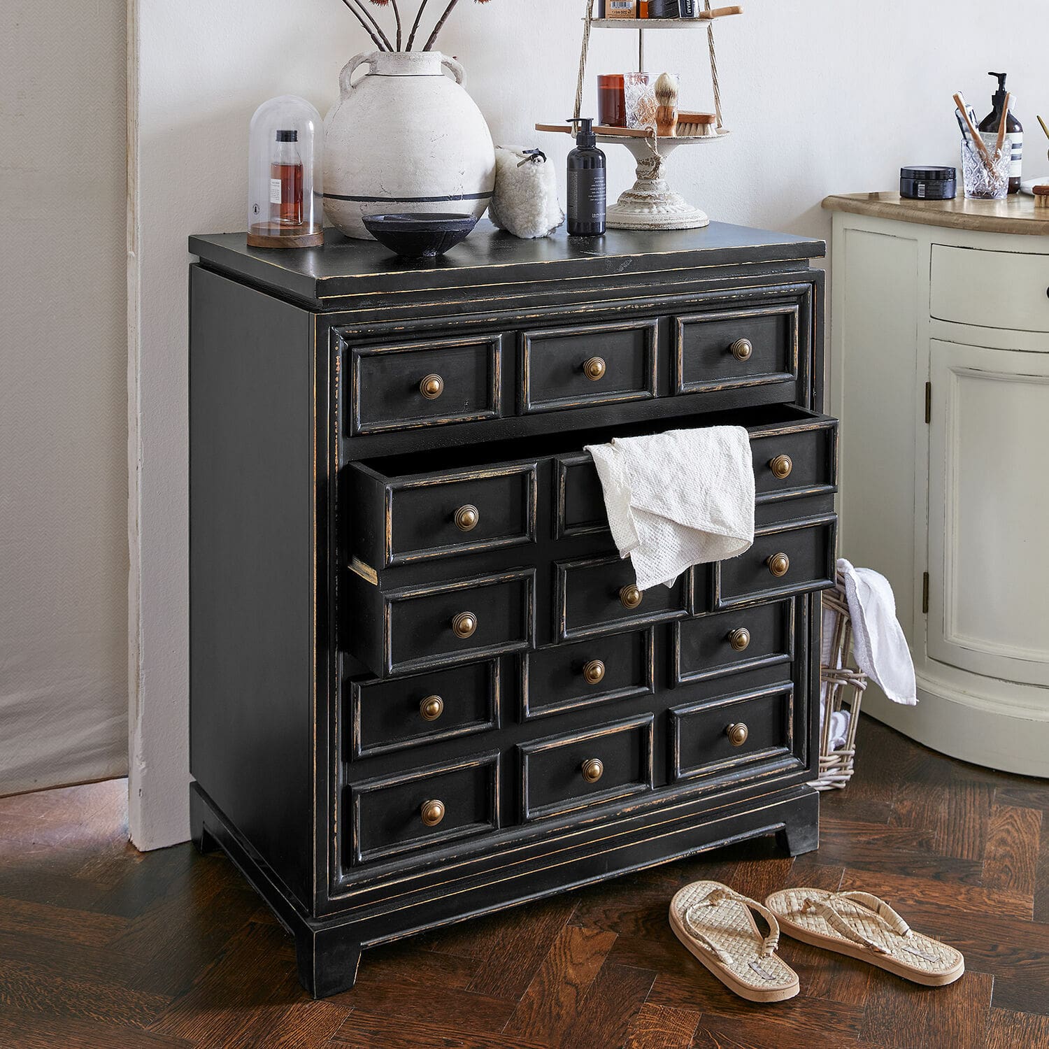 Cassettiera Néryville Comò nero in legno con molti cassetti e maniglie in ottone stile vintage