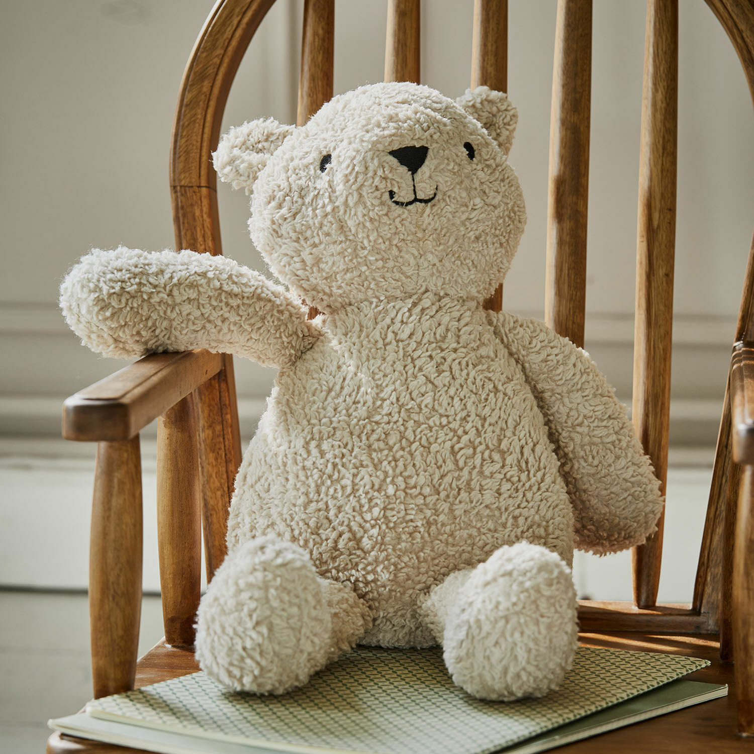 Peluche Fuffino Orso di peluche beige in materiale morbido su sedia in legno, decorazione per cameretta