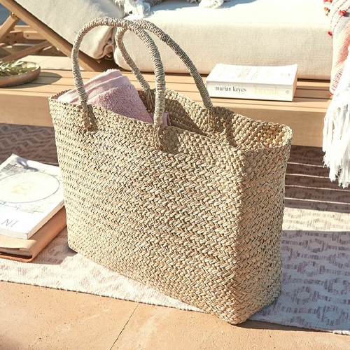 Grande borsa intrecciata in erba marina colore naturale, perfetta per spiaggia o spesa.