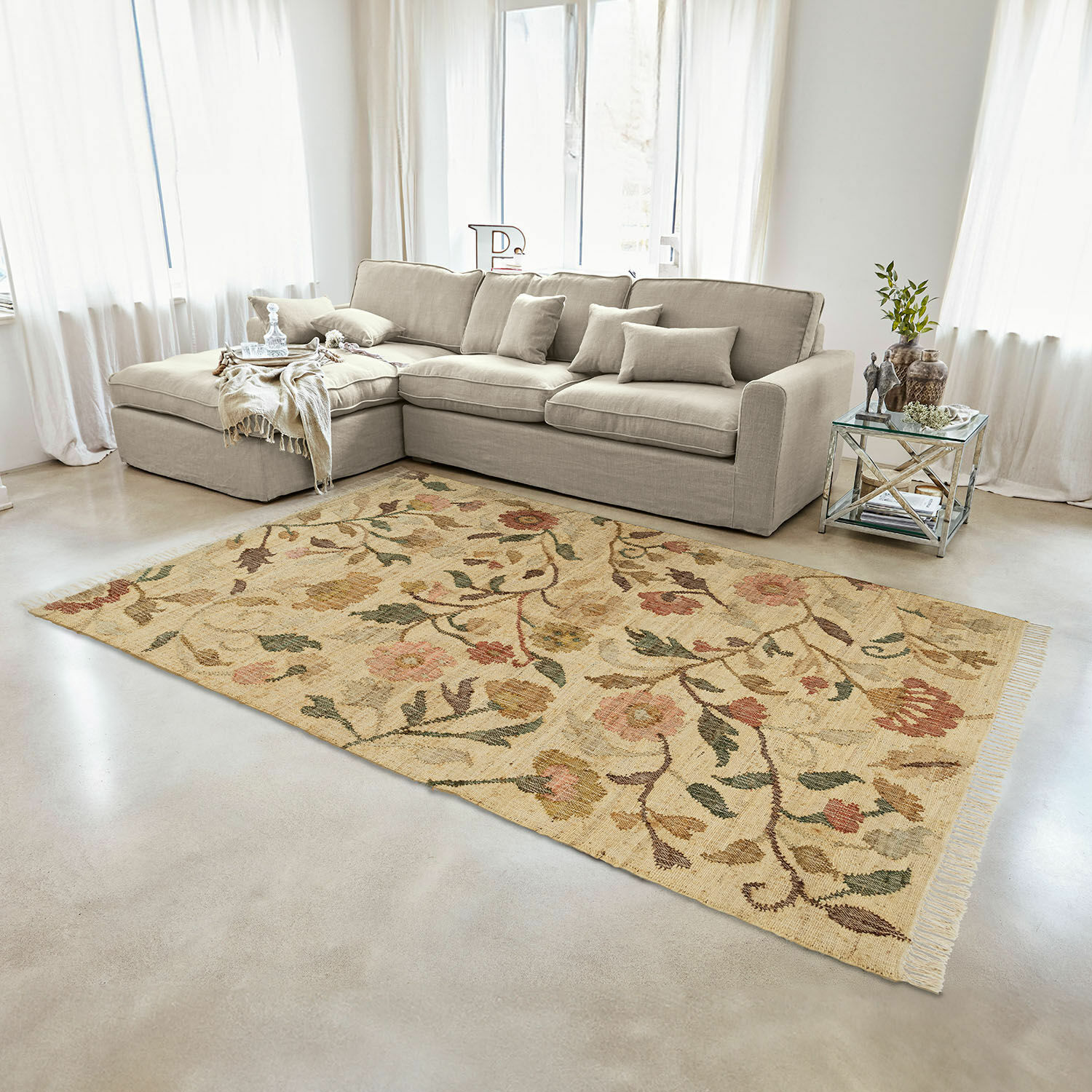 Tappeto Théranelle Tappeto beige con motivo floreale in tessuto naturale in soggiorno luminoso con divano