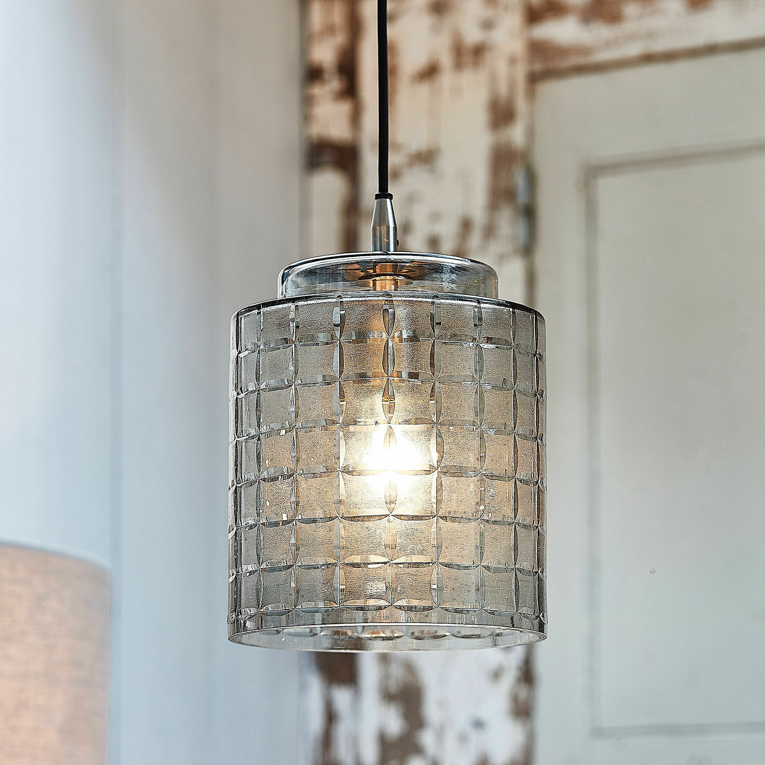 Lampada a sospensione Eldarion Lampada a sospensione in vetro trasparente con paralume strutturato e cavo nero per illuminazione interna