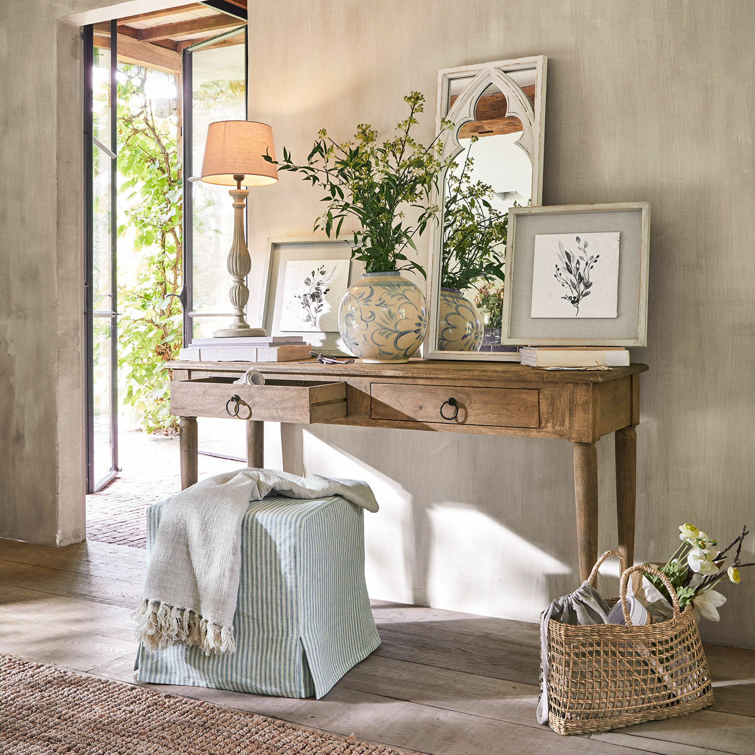 Consolle Jovrac Scrivania in legno con due cassetti, specchio decorativo e vaso con fiori in interno luminoso
