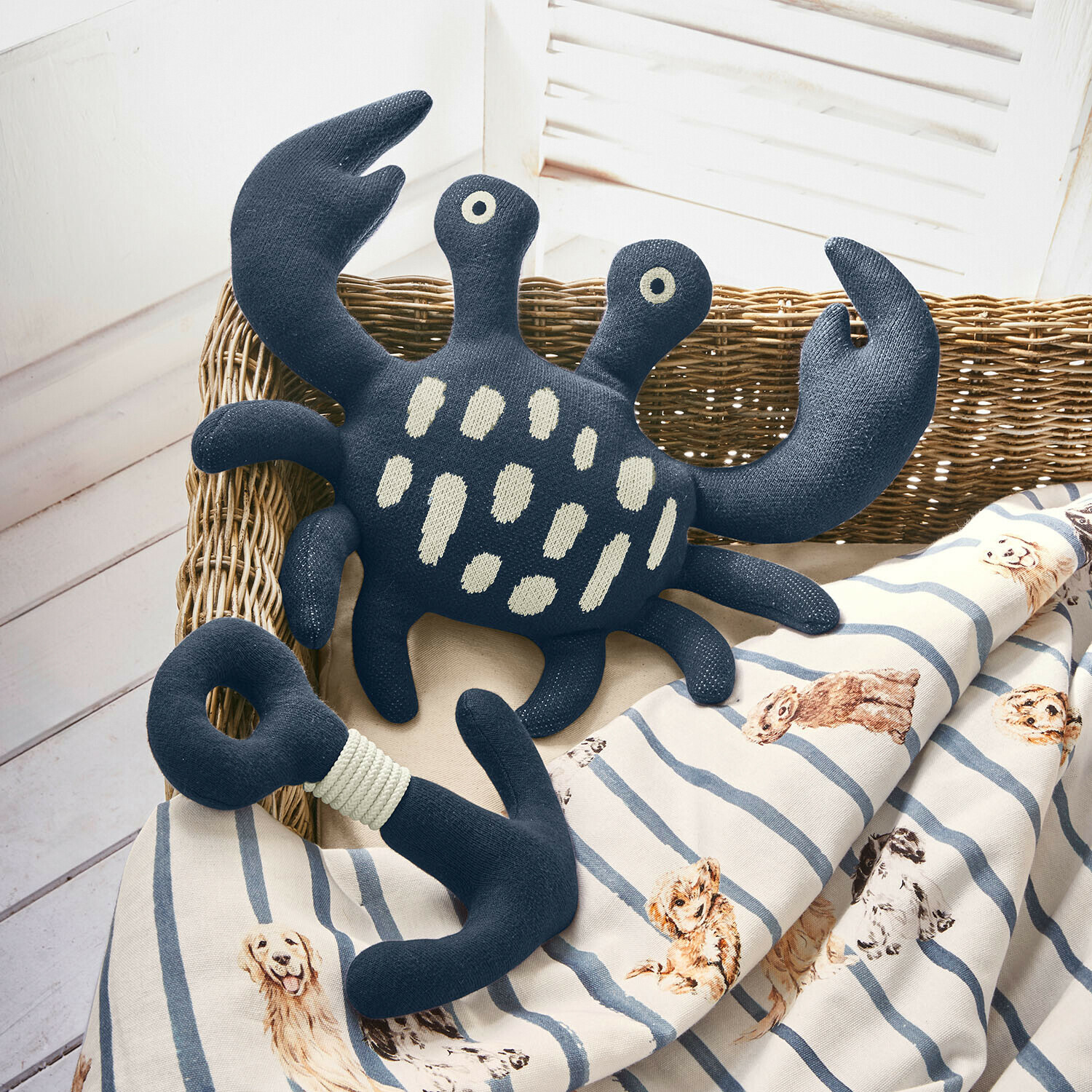 Coppia di giocattoli per cani Chewrie Giocattolo di peluche blu marina a forma di granchio e ancora su coperta a righe con motivo cani