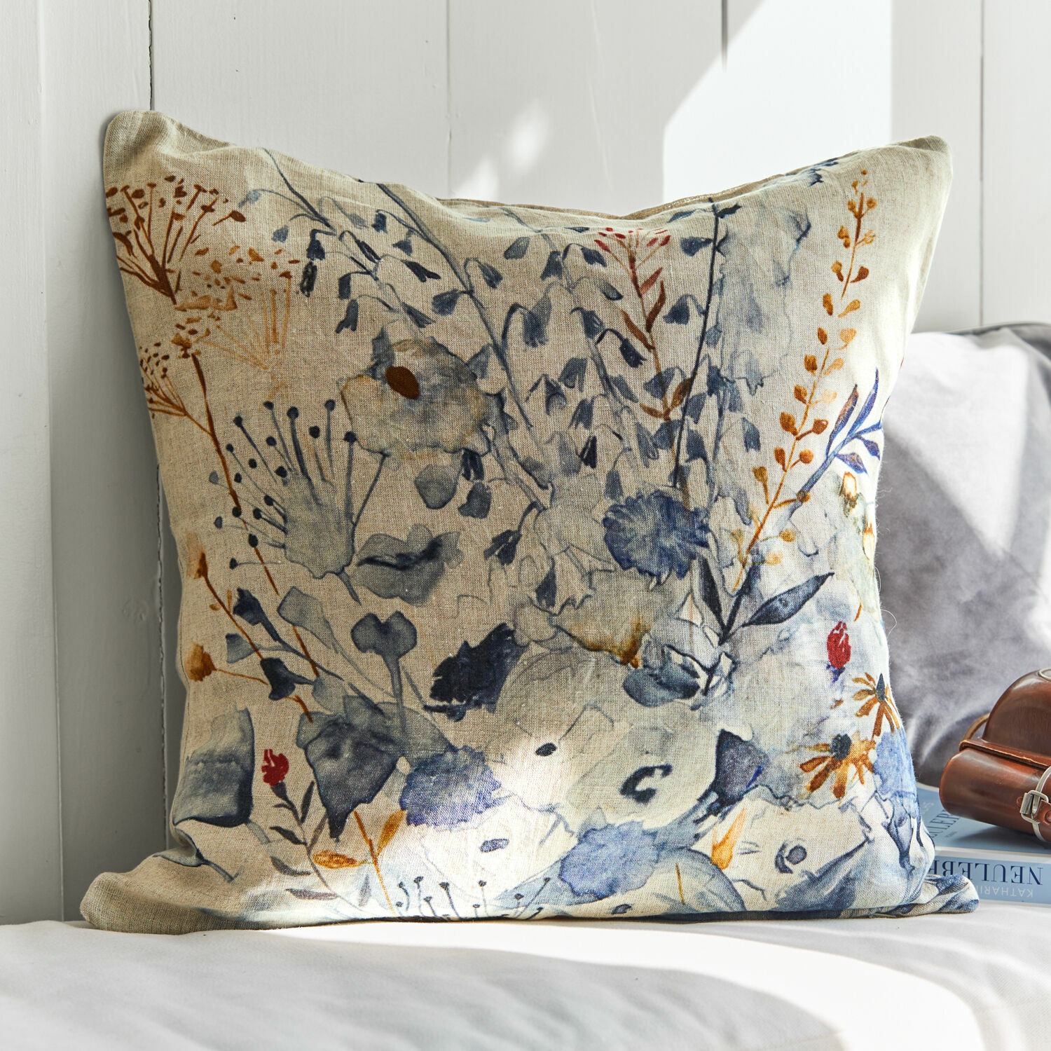 Copricuscino Carroll Cuscino decorativo in lino beige con motivo floreale blu e marrone, elegante per il soggiorno
