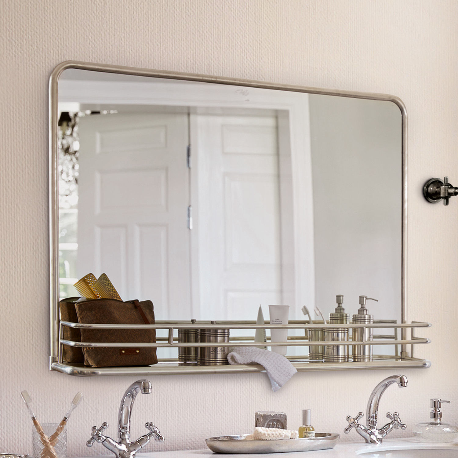 Specchio Opoli Specchio da bagno con mensola in metallo e finitura cromata, accessori eleganti per il bagno