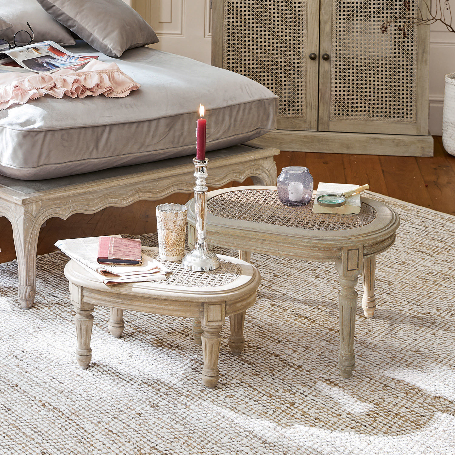 Coppia di tavolini di complemento Dronne Due tavolini beige in legno e rattan su tappeto chiaro in soggiorno accogliente