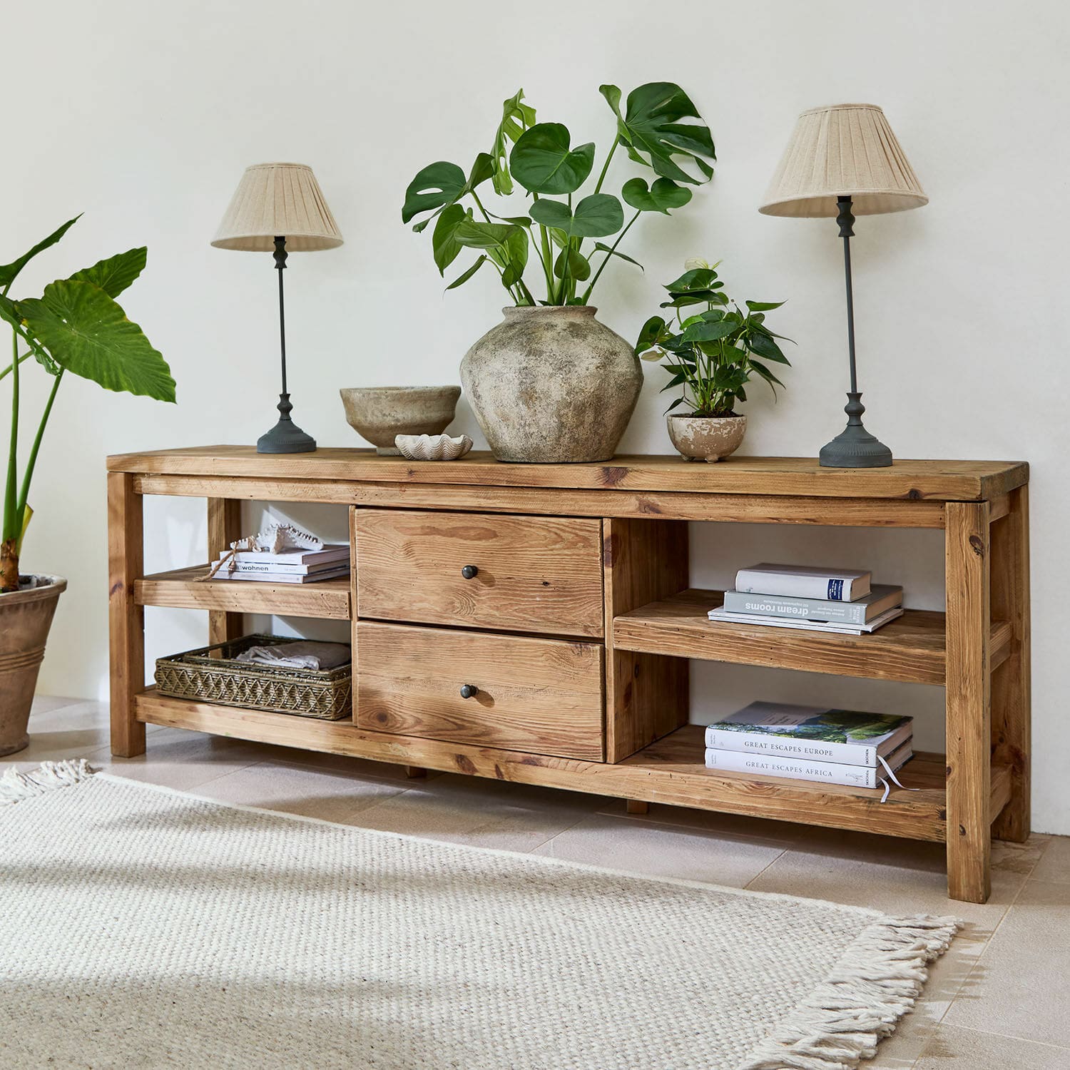 Credenza bassa Ainvelle Consolle in legno naturale con cassetti e ripiani, decorata con piante e lampade beige