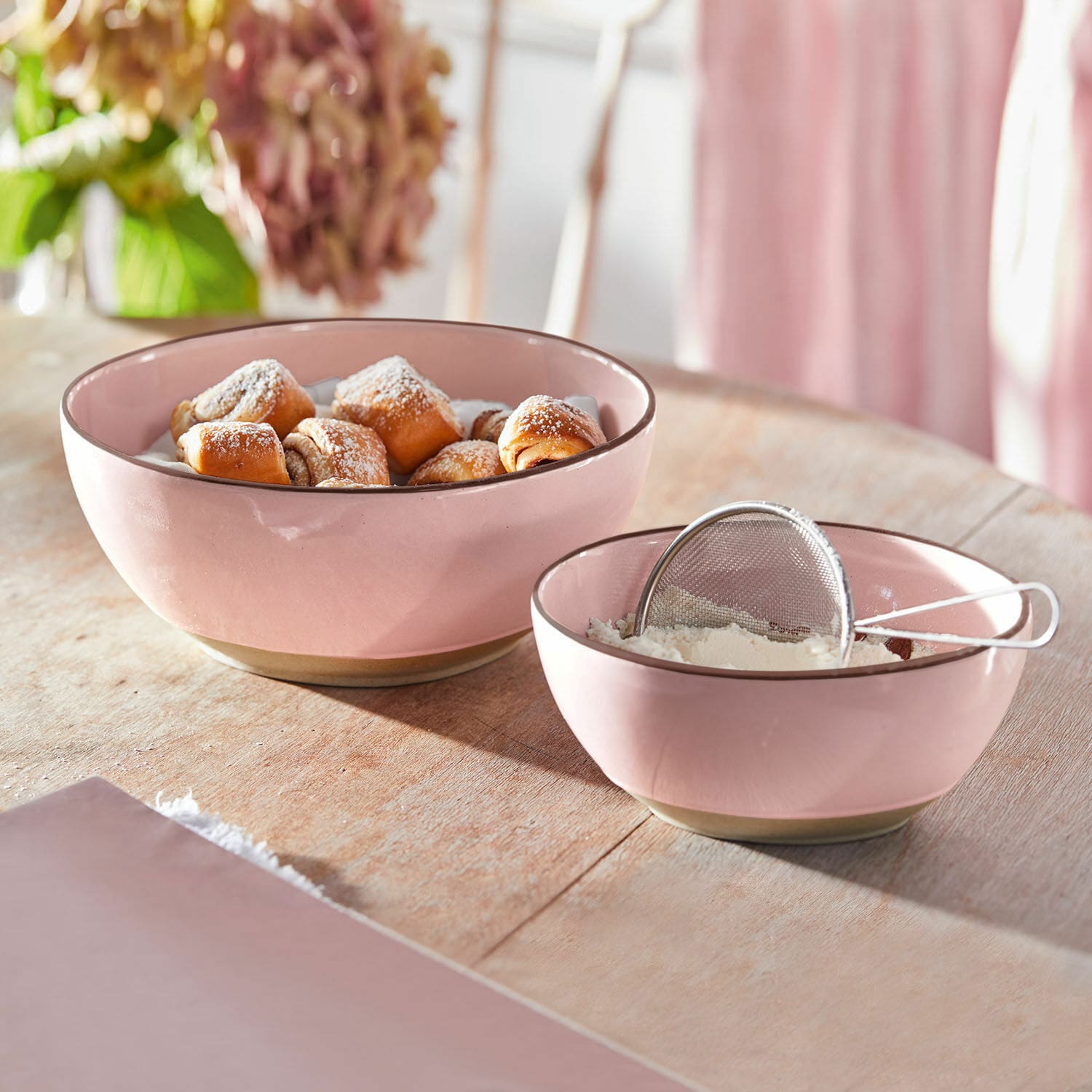 Coppia di ciotole Biarré Ciotole in ceramica rosa con dolci e farina su tavolo in legno in cucina