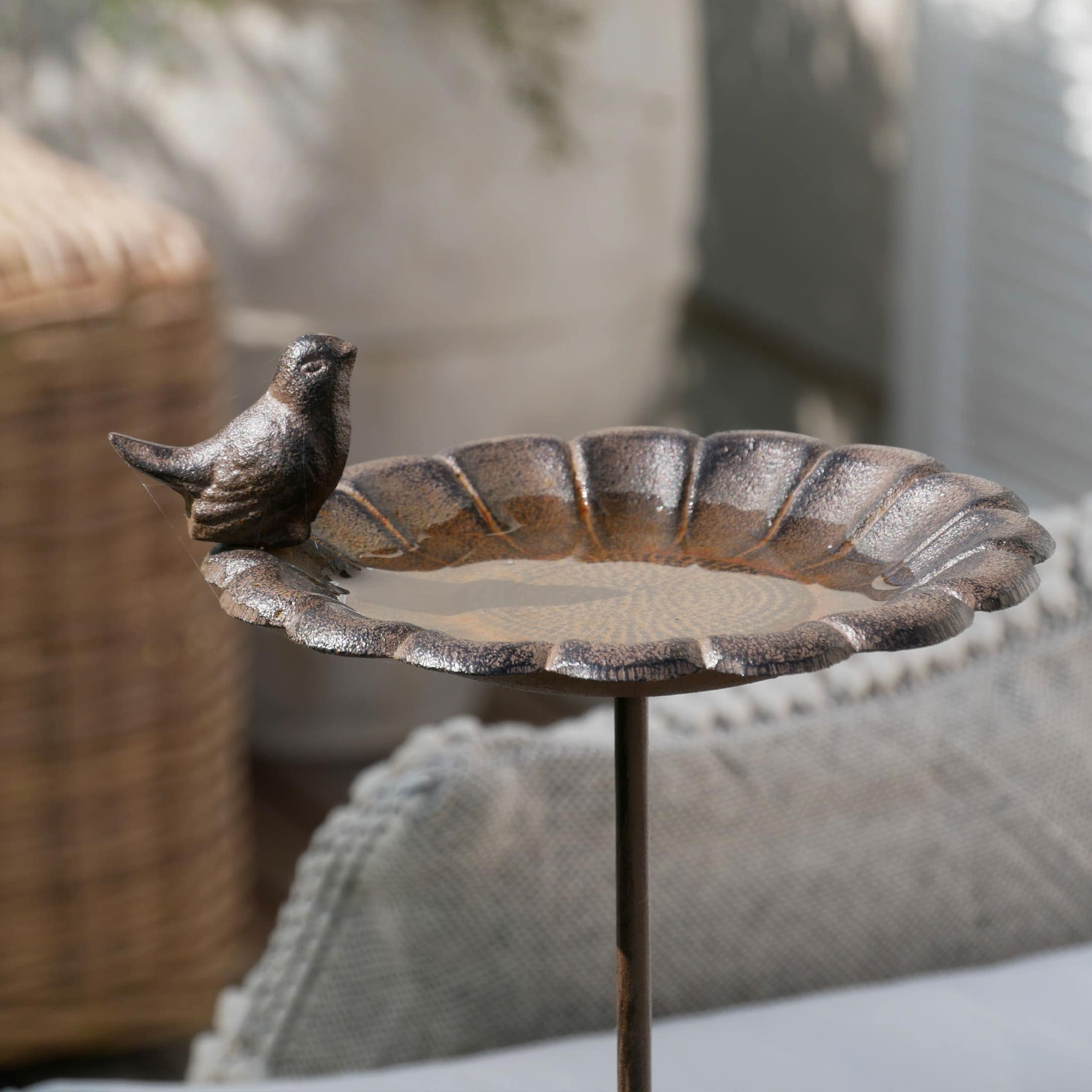 Abbeveratoio in metallo marrone con uccellino decorativo, ideale per giardino e uccelli
