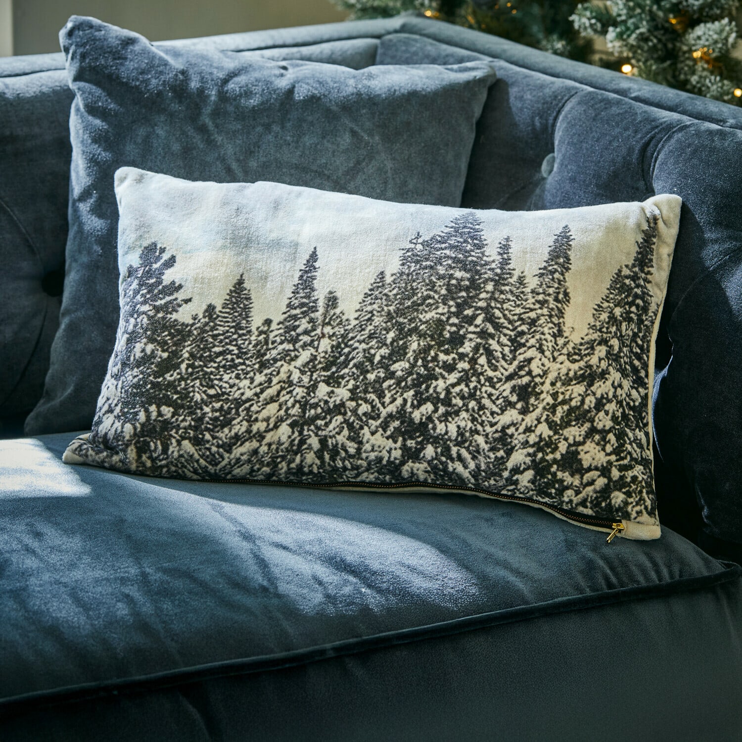 Copricuscino Silver Creek Cuscino decorativo rettangolare con stampa foresta innevata su tessuto chiaro su divano blu scuro