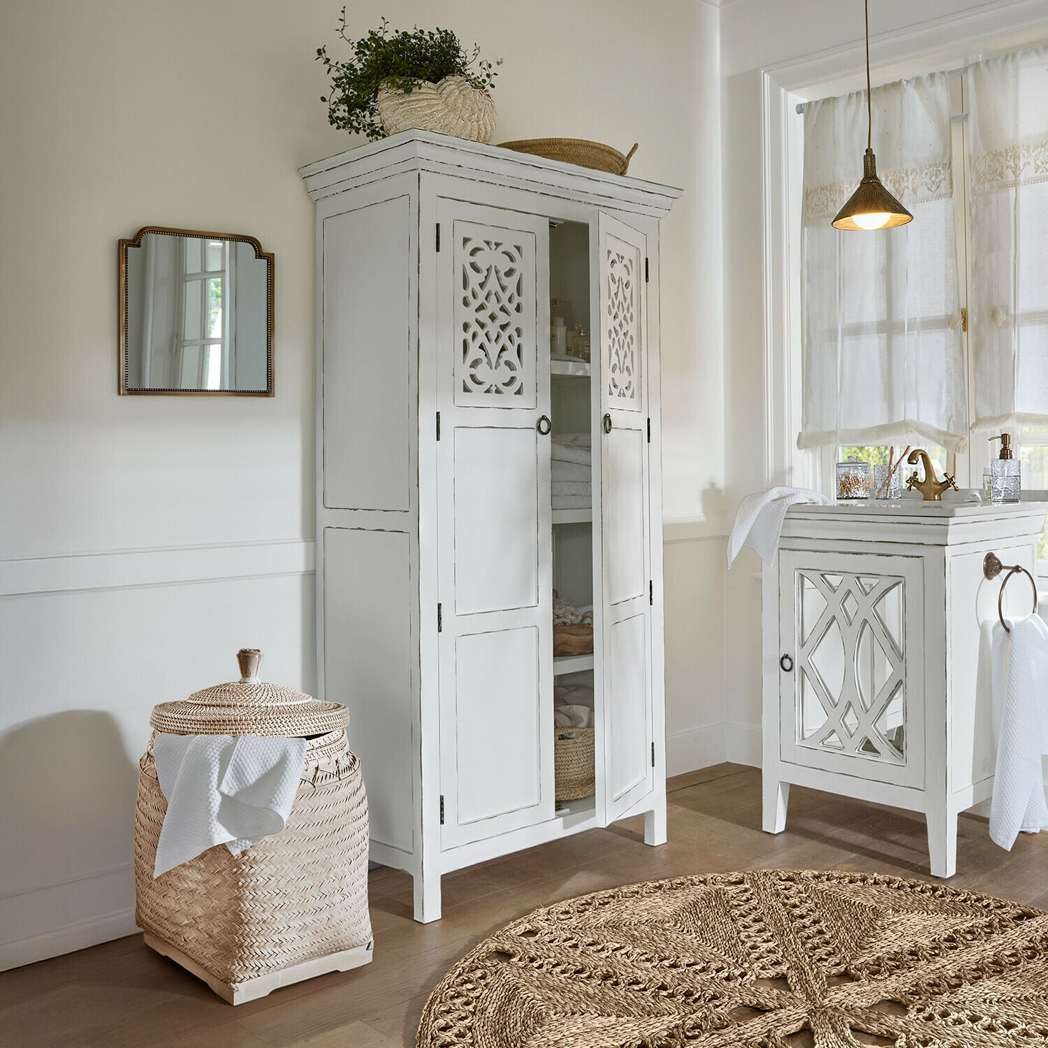 Mobile alto Marvoux Armadio bianco in legno con ante traforate e cesta in rattan intrecciato in bagno luminoso