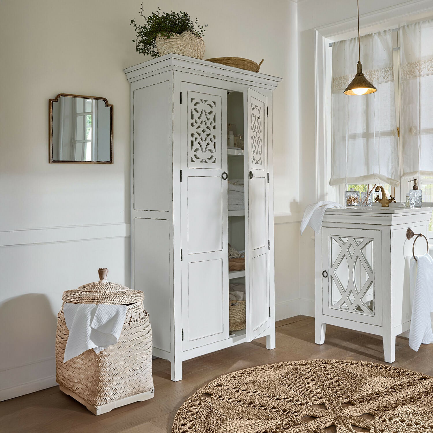 Mobile alto Marvoux Armadio bianco in legno con ante traforate e cesta in rattan intrecciato in bagno luminoso