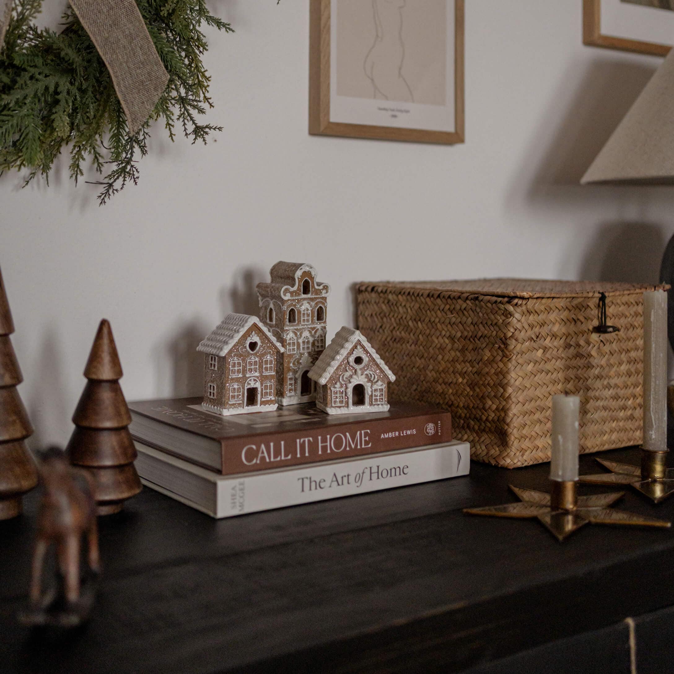 Casette decorative in argilla su libri su tavolo scuro con candele e decorazioni naturali