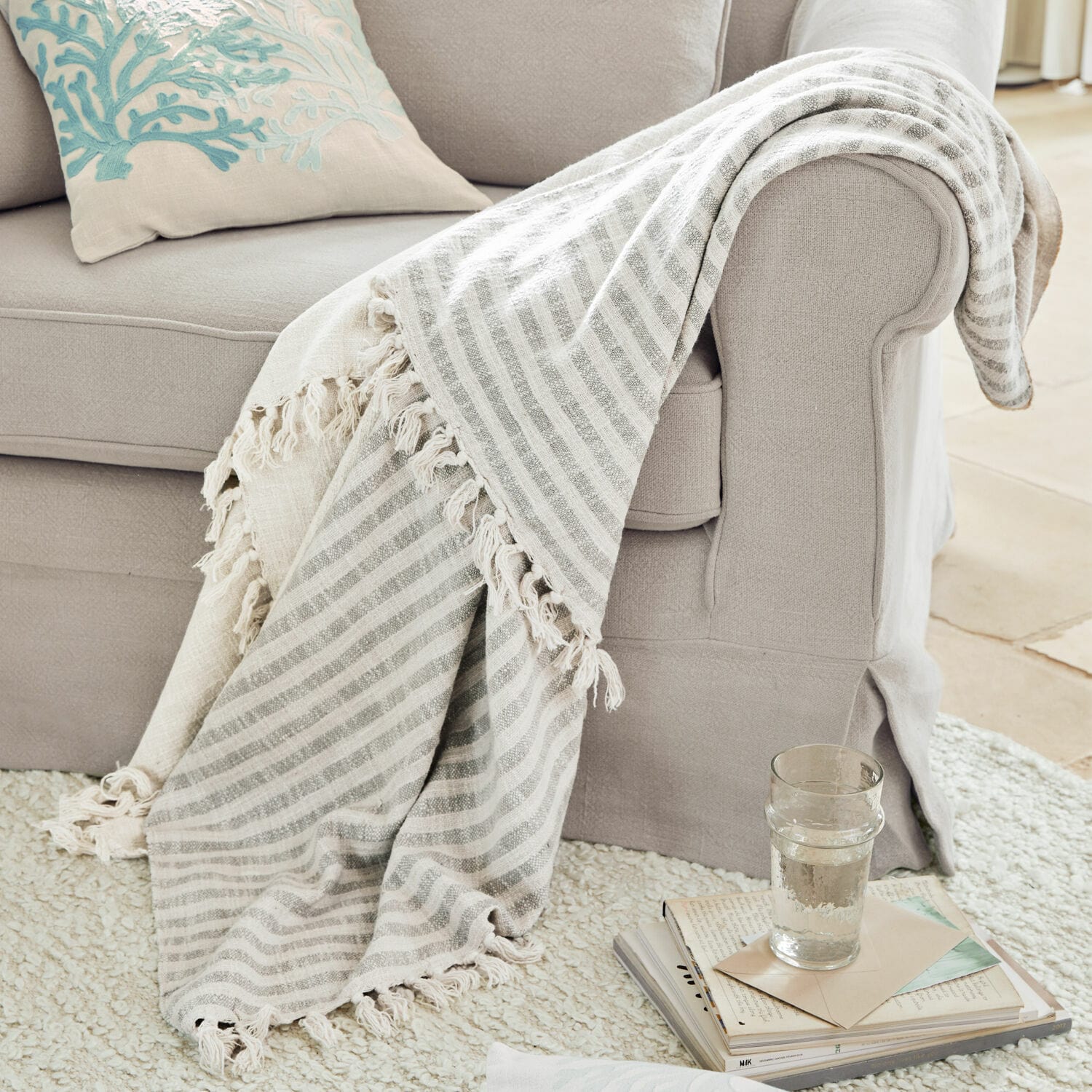 Coperta Marpent Coperta beige a righe con frange su divano grigio chiaro, accessorio accogliente per il soggiorno