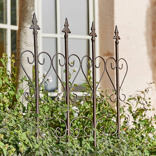 Recinzione da giardino in metallo con finitura arrugginita e punte decorative in stile vintage