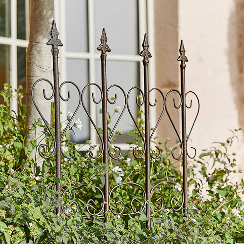 Recinzione da giardino in metallo con finitura arrugginita e punte decorative in stile vintage